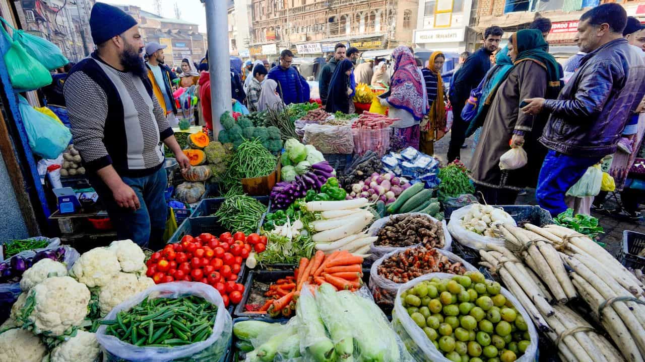 Coconut Oil Price Hike: വെളിച്ചെണ്ണ മാത്രമല്ല അടുക്കള മൊത്തത്തില്‍ അല്‍പം റിച്ചാണ്; വിലവര്‍ധനവിന് കാരണം?