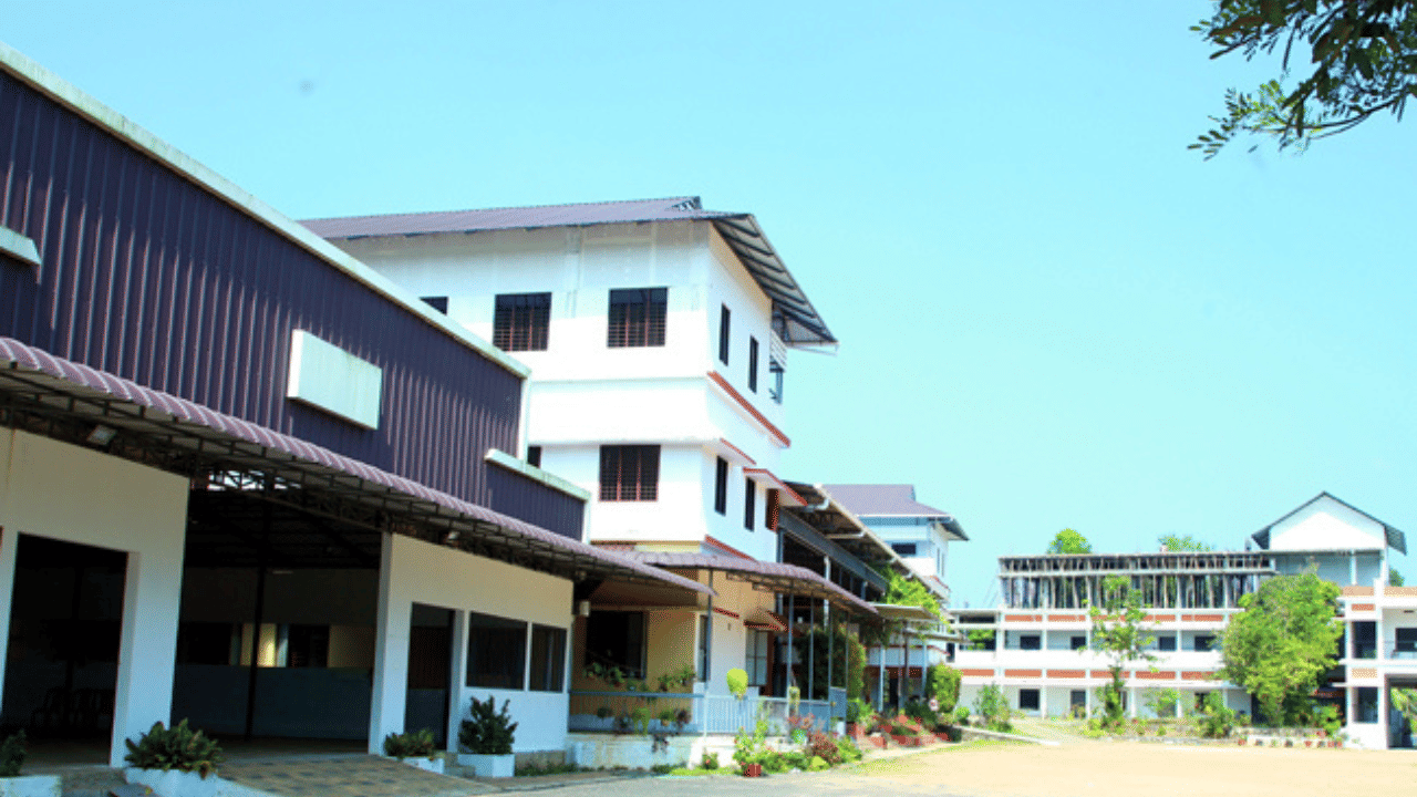 Mavelikkara School Padapooja: മാവേലിക്കരയിലെ സ്കൂളിൽ പാദ പൂജ; അധ്യാപകരുടെ കാലുകൾ വിദ്യാർത്ഥികളെക്കൊണ്ട് കഴുകിച്ചു Mavelikkara School Padapooja: മാവേലിക്കരയിലെ സ്കൂളിൽ പാദ പൂജ; അധ്യാപകരുടെ കാലുകൾ വിദ്യാർത്ഥികളെക്കൊണ്ട് കഴുകിച്ചു