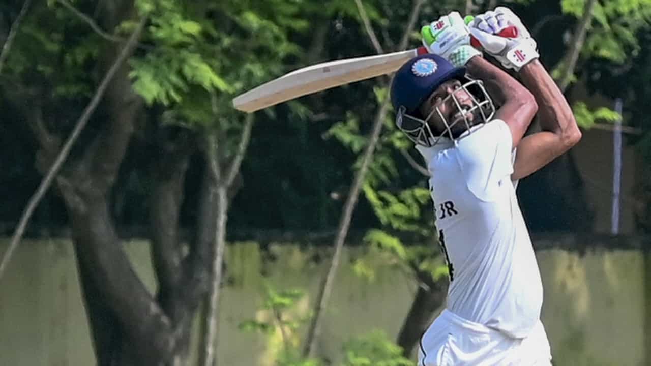 Duleep Trophy 2025: ദുലീപ് ട്രോഫിക്കുള്ള സൗത്ത് സോണ് ടീമില് അഞ്ച് കേരള താരങ്ങള്, അസ്ഹറുദ്ദീന് വൈസ് ക്യാപ്റ്റന്; സഞ്ജുവില്ല Duleep Trophy 2025: ദുലീപ് ട്രോഫിക്കുള്ള സൗത്ത് സോണ് ടീമില് അഞ്ച് കേരള താരങ്ങള്, അസ്ഹറുദ്ദീന് വൈസ് ക്യാപ്റ്റന്; സഞ്ജുവില്ല