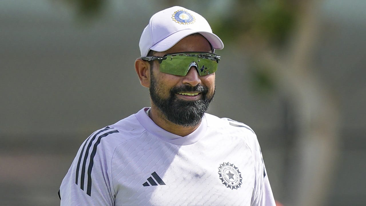 മുഹമ്മദ് ഷമി ഏഷ്യാ കപ്പ് കളിക്കില്ലെന്നാണ് ചോപ്രയുടെ വിലയിരുത്തല്‍. ചാമ്പ്യന്‍സ് ട്രോഫിയില്‍ ഷമി കളിച്ചിരുന്നു. പക്ഷേ, ഇപ്പോള്‍ കാര്യങ്ങള്‍ മാറി. ടെസ്റ്റില്‍ അദ്ദേഹമില്ല. നിലവില്‍ ടി20യിലും അദ്ദേഹത്തെ ഉള്‍പ്പെടുത്തിയേക്കില്ലെന്നും ആകാശ് ചോപ്ര പറഞ്ഞു  (Image Credits: PTI)