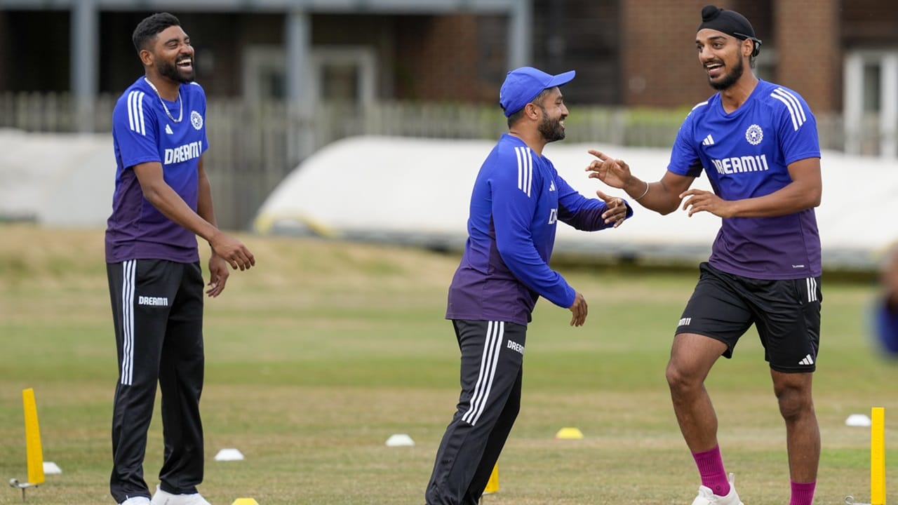 ഇനി കരുണിനെ കളിപ്പിച്ചാലും അത് ഒരു മോശം തീരുമാനമായി കരുതാനാകില്ലെന്നും പത്താന്‍ കൂട്ടിച്ചേര്‍ത്തു. ആദ്യ മത്സരത്തില്‍ കളിച്ച സായ് സുദര്‍ശന്‍ ടെസ്റ്റില്‍ അരങ്ങേറ്റം കുറിച്ചെങ്കിലും ബാറ്റിങില്‍ നിരാശപ്പെടുത്തിയിരുന്നു. നാലാം ടെസ്റ്റില്‍ കരുണിനെ ഒഴിവാക്കിയാല്‍ സായ് പ്ലേയിങ് ഇലവനിലെത്തും (Image Credits: PTI)