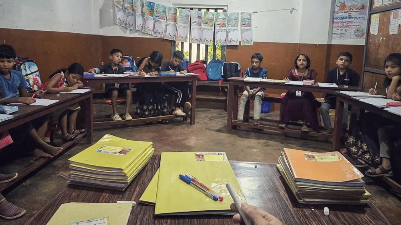 New Classroom Seating Arrangement: സ്താനാര്ത്തി ശ്രീക്കുട്ടന് തരംഗം അങ്ങ് തമിഴ്നാട്ടിലും; ഇനി ബാക്ക് ബെഞ്ചേഴ്സ് ഇല്ല, അർദ്ധവൃത്താകൃതിയിൽ ഇരിപ്പിടം ഒരുക്കും New Classroom Seating Arrangement: സ്താനാര്ത്തി ശ്രീക്കുട്ടന് തരംഗം അങ്ങ് തമിഴ്നാട്ടിലും; ഇനി ബാക്ക് ബെഞ്ചേഴ്സ് ഇല്ല, അർദ്ധവൃത്താകൃതിയിൽ ഇരിപ്പിടം ഒരുക്കും