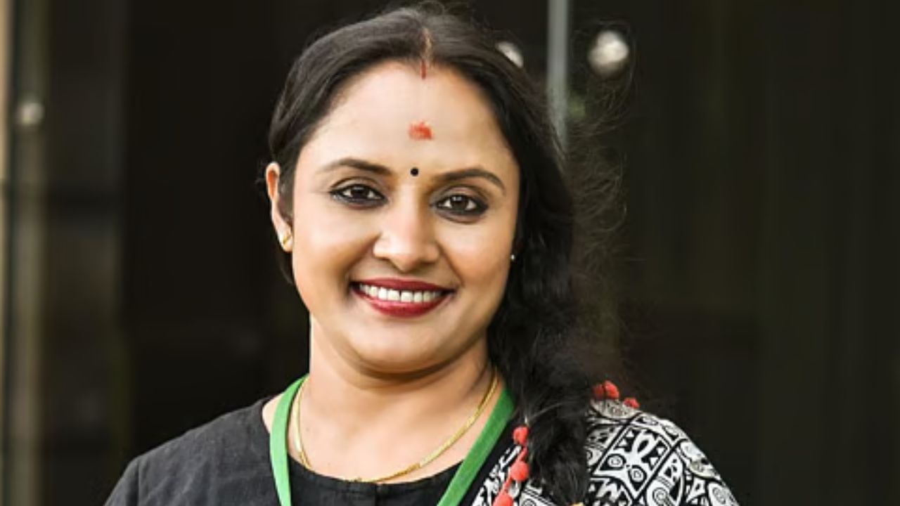 Nisha Sarang: ’26 വർഷത്തിനിടയ്ക്ക് ആരെക്കൊണ്ടും മോശം പറയിപ്പിച്ചിട്ടില്ല; അതിൽ അഭിമാനമുണ്ട്’; നിഷ സാരംഗ്