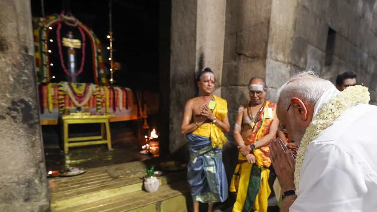 PM Modi: ഗംഗൈകൊണ്ട ചോളപുരം ക്ഷേത്രത്തില്‍ ദര്‍ശനം നടത്തി പ്രധാനമന്ത്രി, ഗംഗാജലം കൊണ്ട് അഭിഷേകം