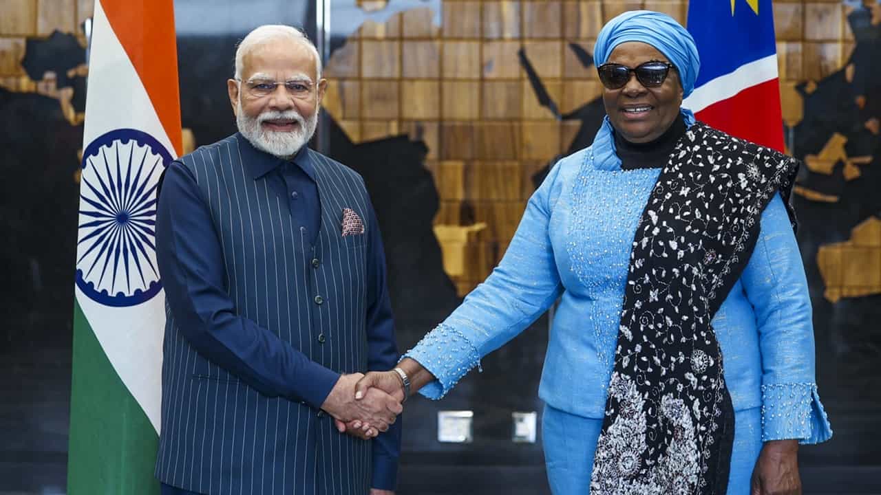 Narendra Modi In Namibia: നമീബിയയുമായി ഉഭയകക്ഷി ബന്ധം ശക്തമാക്കാന് ഇന്ത്യ? മോദിയുടെ ആഹ്വാനം Narendra Modi In Namibia: നമീബിയയുമായി ഉഭയകക്ഷി ബന്ധം ശക്തമാക്കാന് ഇന്ത്യ? മോദിയുടെ ആഹ്വാനം