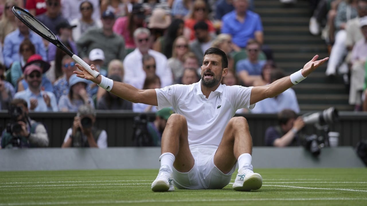 വിംബിൾഡൺ കരിയർ ഇന്ന് അവസാനിപ്പിക്കാൻ പദ്ധതിയില്ല. ഒരു തവണ കൂടി തിരിച്ചുവരണമെന്നുണ്ടെന്നും ജോക്കോവിച്ച് വ്യക്തമാക്കി. അടുത്ത വർഷം അവസാനം വരെ വിരമിക്കില്ലെന്ന സൂചനയാണ് താരം പങ്കുവയ്ക്കുന്നത് (Image Credits: PTI)