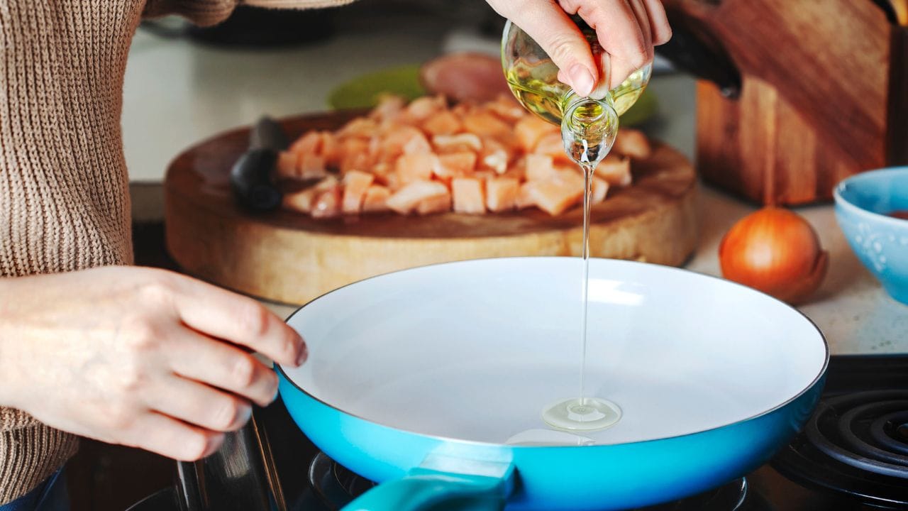 അമേരിക്കന്‍ ഐക്യനാടുകള്‍- സോയാബീന്‍ എണ്ണ ഉത്പാദിപ്പിക്കുന്നതില്‍ രണ്ടാം സ്ഥാനത്താണ് അമേരിക്കന്‍ ഐക്യനാടുകള്‍. പ്രതിവര്‍ഷം 11 ദശലക്ഷം മെട്രിക് ടണ്ണിലധികം എണ്ണ ഇവര്‍ ഉത്പാദിപ്പിക്കുന്നു. 

