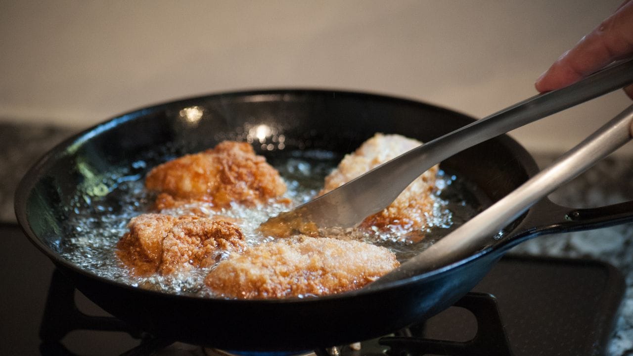 ഇന്ത്യ- സോയാബീന്‍ എണ്ണ ഉത്പാദിപ്പിക്കുന്ന അഞ്ചാമത്തെ വലിയ രാജ്യമാണ് ഇന്ത്യ. പ്രതിവര്‍ഷം 1.4 ദശലക്ഷം മെട്രിക് ടണ്‍ എണ്ണ നമ്മുടെ രാജ്യം ഉത്പാദിപ്പിക്കുന്നു. ഭാവിയില്‍ ഇവിടേക്ക് എണ്ണ ഇറക്കുമതി ചെയ്യുന്നത് കുറയ്ക്കാനുള്ള ലക്ഷ്യത്തിലാണ് രാജ്യം. 

