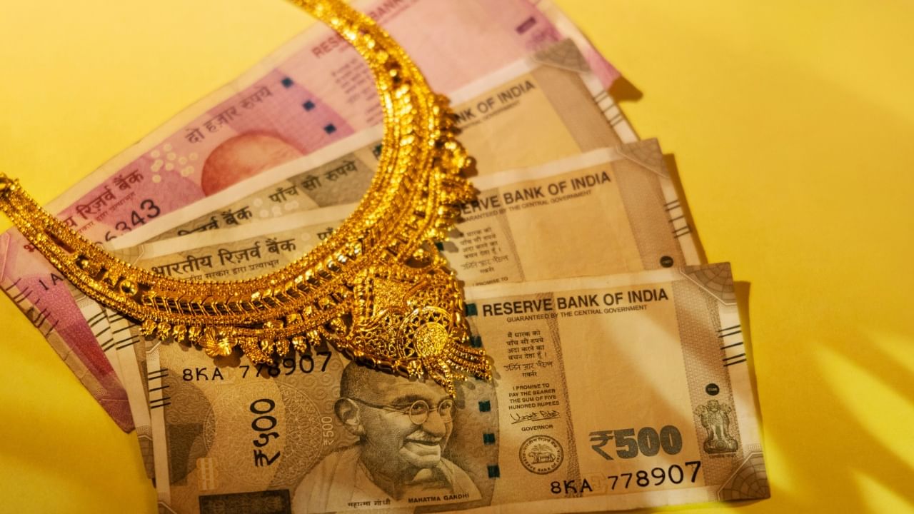 നിങ്ങളൊരു സാമ്പത്തിക ബാധ്യതയിലാണോ? ലോൺ എടുക്കാൻ വരട്ടെ, കയ്യിൽ സ്വർണമുണ്ടെങ്കിൽ എളുപ്പ വഴി അത് തന്നെ. കയ്യിലുള്ള പഴയ സ്വർണം കൊടുത്താൽ പുതിയ സ്വർണം മാത്രമല്ല പൈസയും നിങ്ങൾക്ക് ലഭിക്കും.

