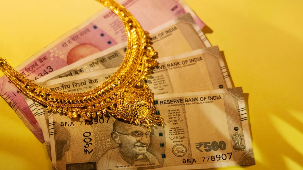 നിങ്ങളൊരു സാമ്പത്തിക ബാധ്യതയിലാണോ? ലോൺ എടുക്കാൻ വരട്ടെ, കയ്യിൽ സ്വർണമുണ്ടെങ്കിൽ എളുപ്പ വഴി അത് തന്നെ. കയ്യിലുള്ള പഴയ സ്വർണം കൊടുത്താൽ പുതിയ സ്വർണം മാത്രമല്ല പൈസയും നിങ്ങൾക്ക് ലഭിക്കും.