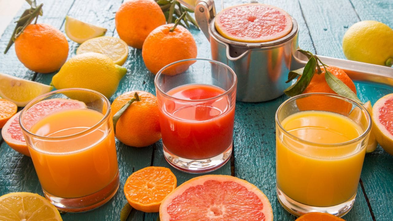 സിട്രസ് പഴങ്ങളായ ഓറഞ്ച്, പൈനാപ്പിള്‍, ചെറുനാരങ്ങ, മുന്തിരി, നെല്ലിക്ക മുടിയ്ക്ക് നല്ലതാണ്. വൈറ്റമിന്‍ സി ധാരാളമായി അടങ്ങിയ സിട്രസ് പഴങ്ങള്‍ മുടി വളരാന്‍ സഹായിക്കുന്നു. തലയോട്ടിയിലെ രക്തയോട്ടം മെച്ചപ്പെടുത്തി. കൊളാജന്‍ ഉത്പാദനം വര്‍ധിപ്പിക്കും.