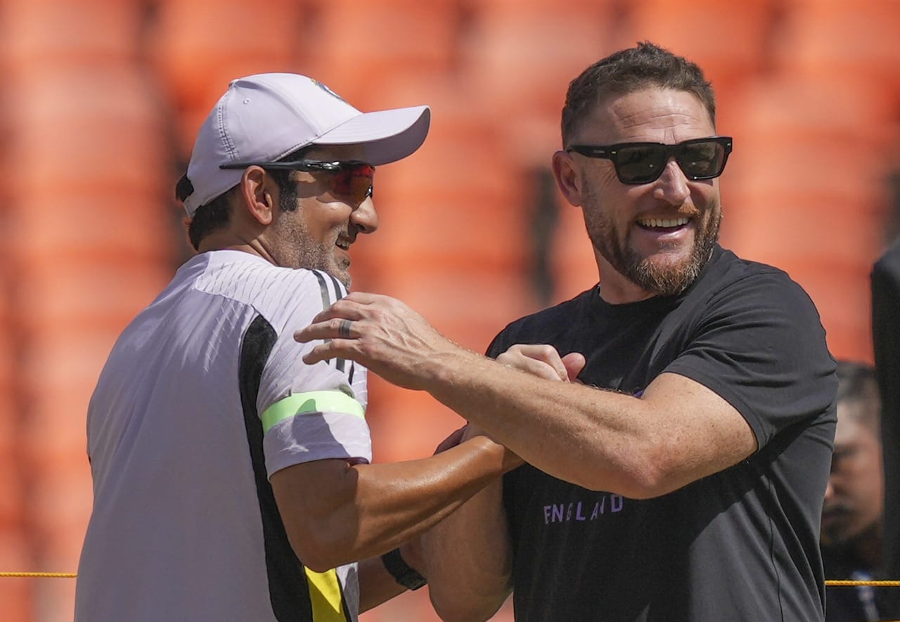 പിന്നാലെ ലോർഡ്സിൽ നടക്കുന്ന മൂന്നാം മത്സരത്തിൽ പിച്ചിന് മാറ്റം വരുത്തുമെന്ന് ഇംഗ്ലണ്ട് പരിശീലകൻ ബ്രണ്ടൻ മക്കല്ലം പറഞ്ഞു. ലോർഡ്സിൽ കുറച്ചുകൂടി പേസിയായ, ബൗൺസ് ലഭിക്കുന്ന, മൂവ്മെൻ്റ് ലഭിക്കുന്ന ബൗളിംഗ് പിച്ച് ആയിരിക്കുമെന്നാണ് മക്കല്ലം പറഞ്ഞത്.