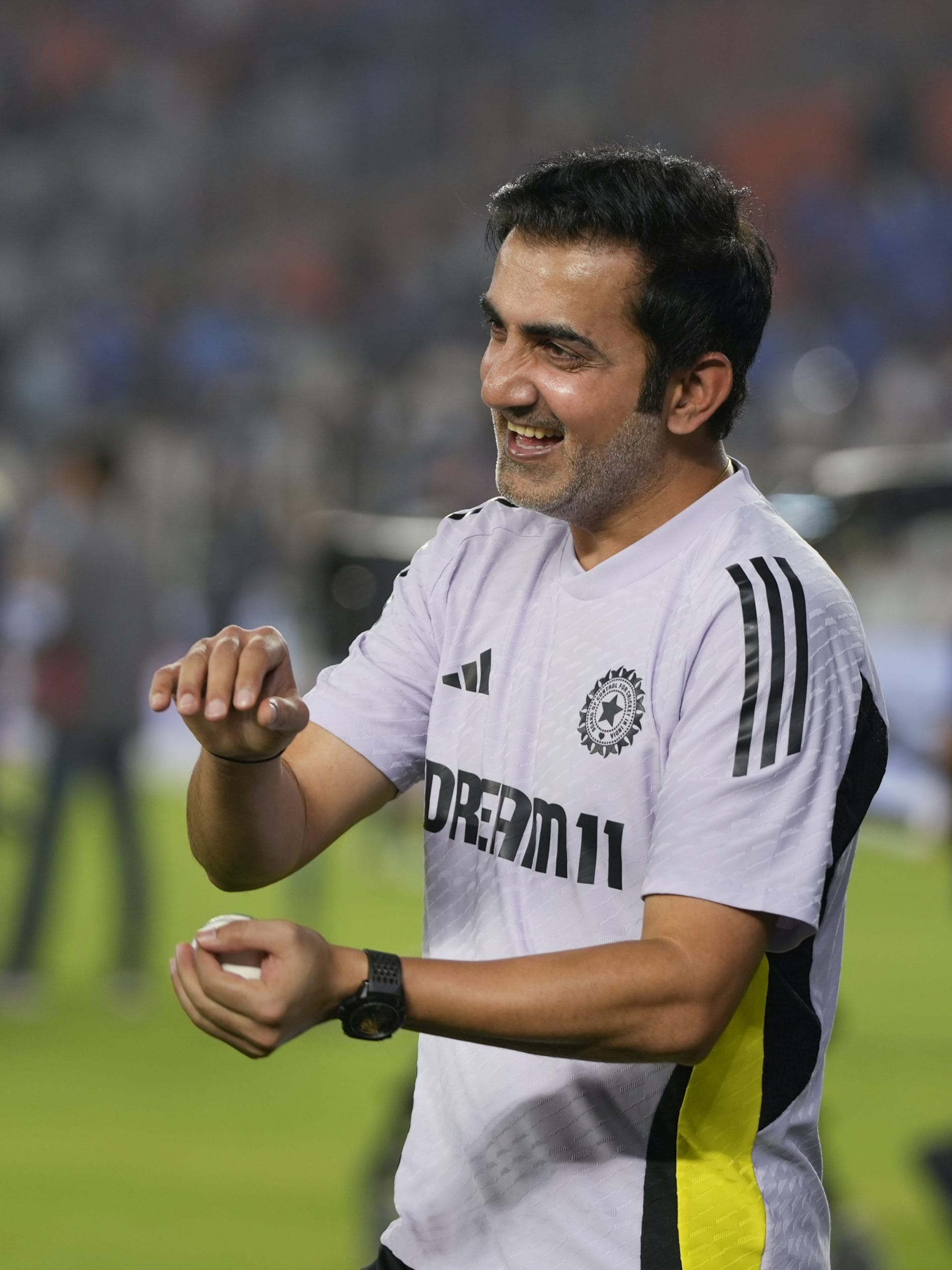 കോലിയുടെ ഈ പരാമർശത്തിനെതിരെ ഗൗതം ഗംഭീർ രംഗത്തുവന്നു. കുടുംബം വളരെ പ്രാധാന്യമുള്ളതാണെങ്കിലും അവധിയാഘോഷത്തിനല്ല എത്തിയതെന്ന് മനസ്സിലാക്കണം. അതുകൊണ്ട് താൻ ബിസിസിഐയുടെ നിബന്ധനയെ അനുകൂലിക്കുന്നു എന്നും ഗംഭീർ പറഞ്ഞു.
