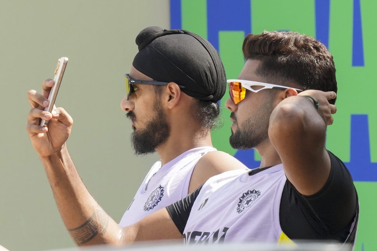 ഇന്ത്യ - ഇംഗ്ലണ്ട് പരമ്പരയ്ക്ക് മുൻപ്, ഇന്ത്യ എ ടീമും ഇംഗ്ലണ്ട് ലയൺസും തമ്മിൽ രണ്ട് ഫസ്റ്റ് ക്ലാസ് മത്സരങ്ങൾ കളിച്ചിരുന്നു. പരമ്പരയിൽ മികച്ച പ്രകടനം നടത്തിയ കംബോജിനെ തഴഞ്ഞ് കൊൽക്കത്ത നൈറ്റ് റൈഡേഴ്സ് താരം ഹർഷിത് റാണയെ സീനിയർ ടീമിൽ ഉൾപ്പെടുത്തിയത് വിവാദമായിരുന്നു.