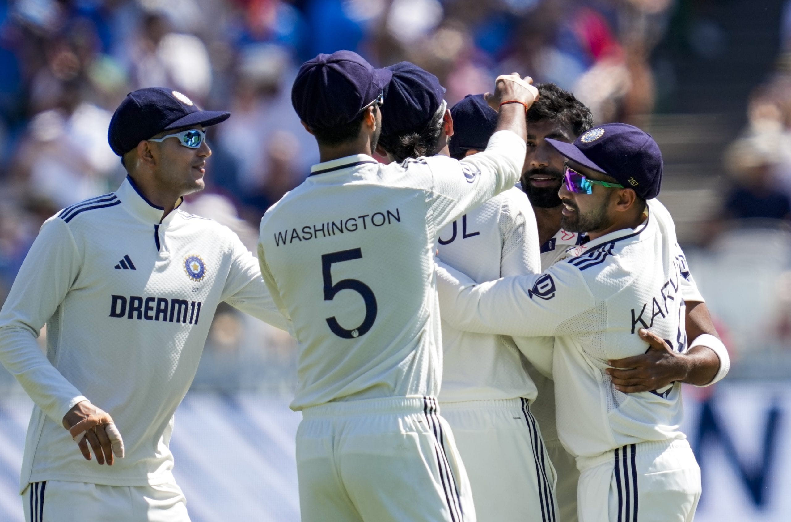 പര്യടനങ്ങളിൽ കുടുംബാംഗങ്ങളെ ഒപ്പം കൂട്ടരുതെന്നായിരുന്നു ബിസിസിഐയുടെ നിബന്ധന. ടീം അംഗങ്ങൾ ടീം ബസിൽ തന്നെ യാത്ര ചെയ്യണമെന്നും അധിക ലഗേജിനുള്ള ചാർജ് അതാത് താരങ്ങൾ സ്വയം നൽകണമെന്നും ബിസിസിഐയുടെ നിബന്ധനകളിലുണ്ടായിരുന്നു. 
