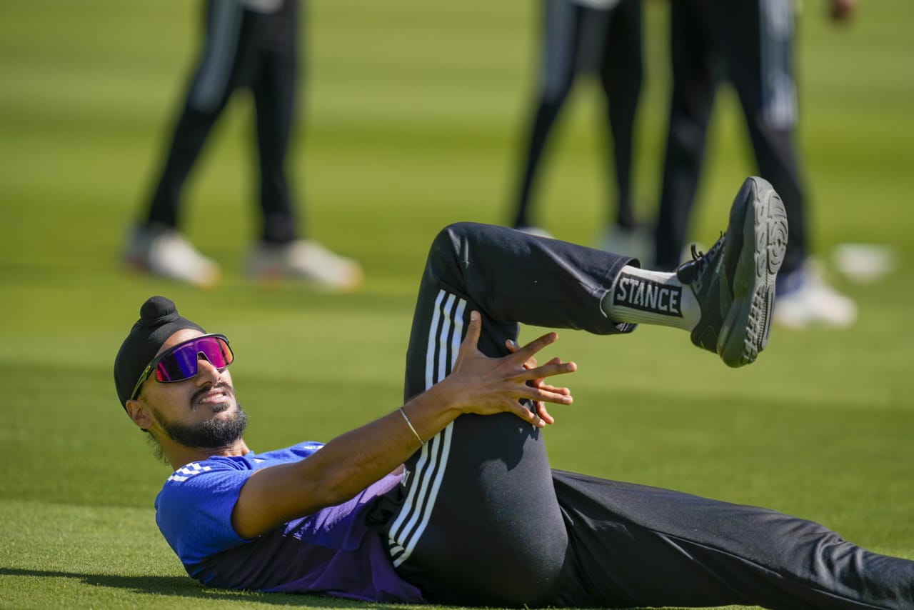 അർഷ്ദീപ് സിംഗ് ഇനി ഈ പരമ്പരയിൽ കളിച്ചേക്കില്ലെന്നാണ് റിപ്പോർട്ടുകൾ. അർഷ്ദീപിന് പകരം ചെന്നൈ സൂപ്പർ കിംഗ്സിൻ്റെ ഹരിയാന പേസർ അൻഷുൽ കംബോജിനെ ടീമിലേക്ക് വിളിച്ചിട്ടുണ്ടെന്നും സൂചനയുണ്ട്. ഇംഗ്ലണ്ട് ലയൺസിനെതിരെ അൻഷുൽ കംബോജ് മികച്ച പ്രകടനം നടത്തിയിരുന്നു.