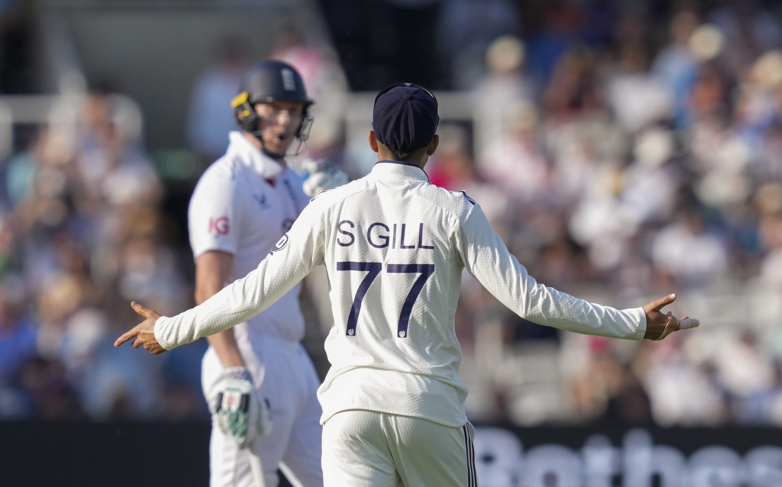 ഇതിനായി സാവധാനം തയ്യാറെടുത്തും ഗ്ലൗസിൽ പന്തുകൊണ്ടപ്പോൾ ഫിസിയോയെ വിളിച്ചും അവർ സമയം കളഞ്ഞു. ഇത് ഇന്ത്യൻ ക്യാപ്റ്റൻ ശുഭ്മൻ ഗില്ലിനെ ചൊടിപ്പിച്ചു. സാക്ക് ക്രോളിയോട് 'ചങ്കുറപ്പ് കാണിക്കൂ' എന്ന് പറഞ്ഞ ഗിൽ ഫിസിയോയെ വിളിച്ചപ്പോൾ പരിഹസിച്ച് കയ്യടിക്കുകയും ചെയ്തു.
