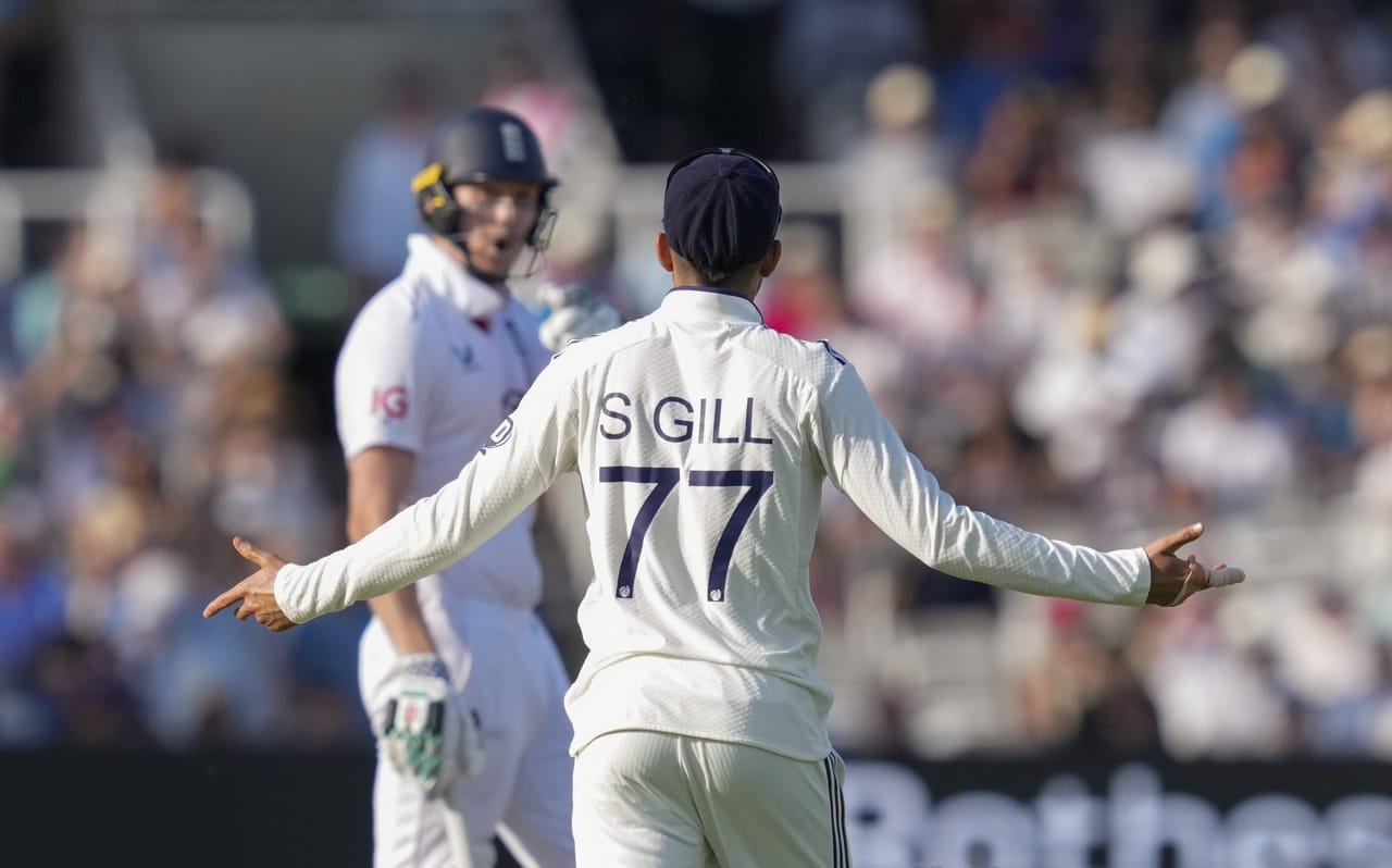 ഇതിനായി സാവധാനം തയ്യാറെടുത്തും ഗ്ലൗസിൽ പന്തുകൊണ്ടപ്പോൾ ഫിസിയോയെ വിളിച്ചും അവർ സമയം കളഞ്ഞു. ഇത് ഇന്ത്യൻ ക്യാപ്റ്റൻ ശുഭ്മൻ ഗില്ലിനെ ചൊടിപ്പിച്ചു. സാക്ക് ക്രോളിയോട് 'ചങ്കുറപ്പ് കാണിക്കൂ' എന്ന് പറഞ്ഞ ഗിൽ ഫിസിയോയെ വിളിച്ചപ്പോൾ പരിഹസിച്ച് കയ്യടിക്കുകയും ചെയ്തു.