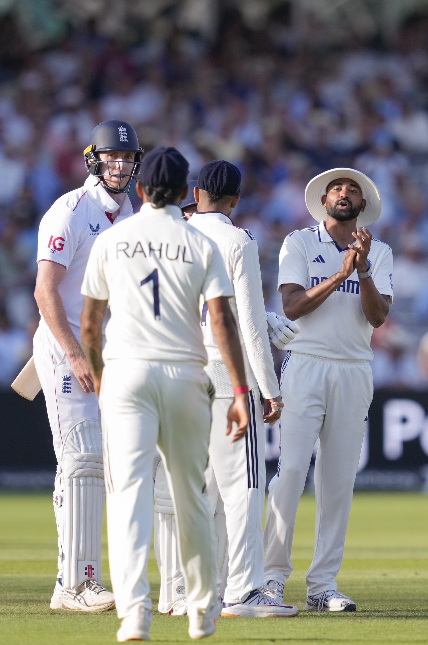 ഇന്ത്യൻ ഇന്നിംഗ്സ് അവസാനിച്ചതിന് പിന്നാലെ രണ്ടാം ദിനം ബാറ്റിംഗിനിറങ്ങിയ ഇംഗ്ലണ്ടിനായി ഓപ്പണർമാർ സമയം കളഞ്ഞത് വാക്കുകൾ കൊണ്ടുള്ള കടുത്ത പോരിലേക്ക് വഴിതെളിച്ചു. രണ്ട് ഓവർ എറിയാൻ സമയമുണ്ടായിരുന്നെങ്കിലും ഒരു ഓവറാക്കി ചുരുക്കുകയായിരുന്നു അവരുടെ ലക്ഷ്യം.
