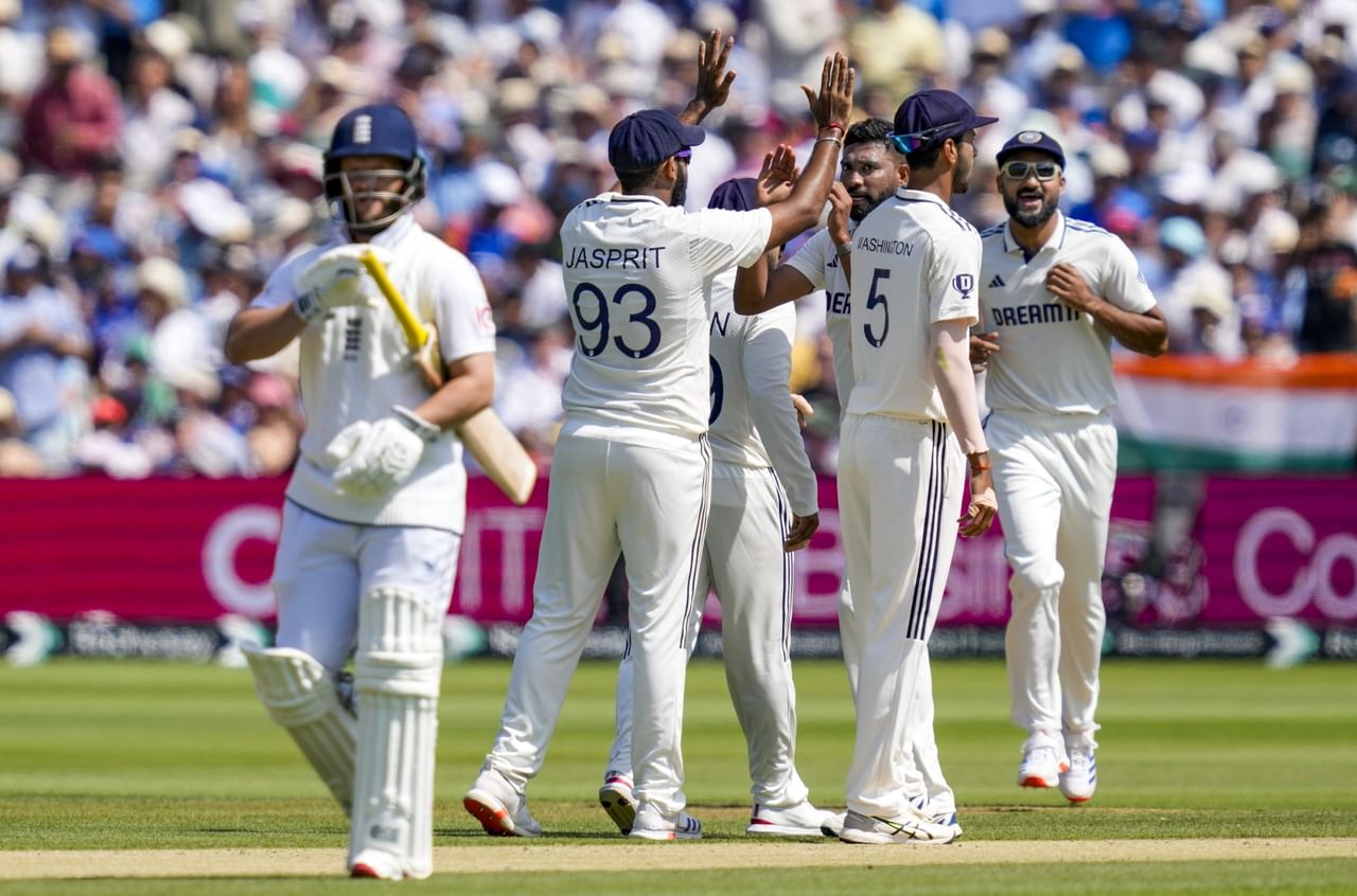 ഇന്ത്യയും ഇംഗ്ലണ്ടും തമ്മിലുള്ള മൂന്നാം ടെസ്റ്റ് പുരോഗമിക്കുകയാണ്. ലോർഡ്സിൽ നടക്കുന്ന മത്സരത്തിൻ്റെ ഒന്നാം ഇന്നിംഗ്സിൽ ഇരു ടീമുകളും 387 റൺസിന് ഓൾ ഔട്ടായി. ബാറ്റും പന്തും കൊണ്ടുള്ള പോരാട്ടത്തിനൊപ്പം വാക്കുകൾ കൊണ്ടും ടീമുകൾ പരസ്പരം പോരടിക്കുകയാണ്. (Image Credits - PTI)