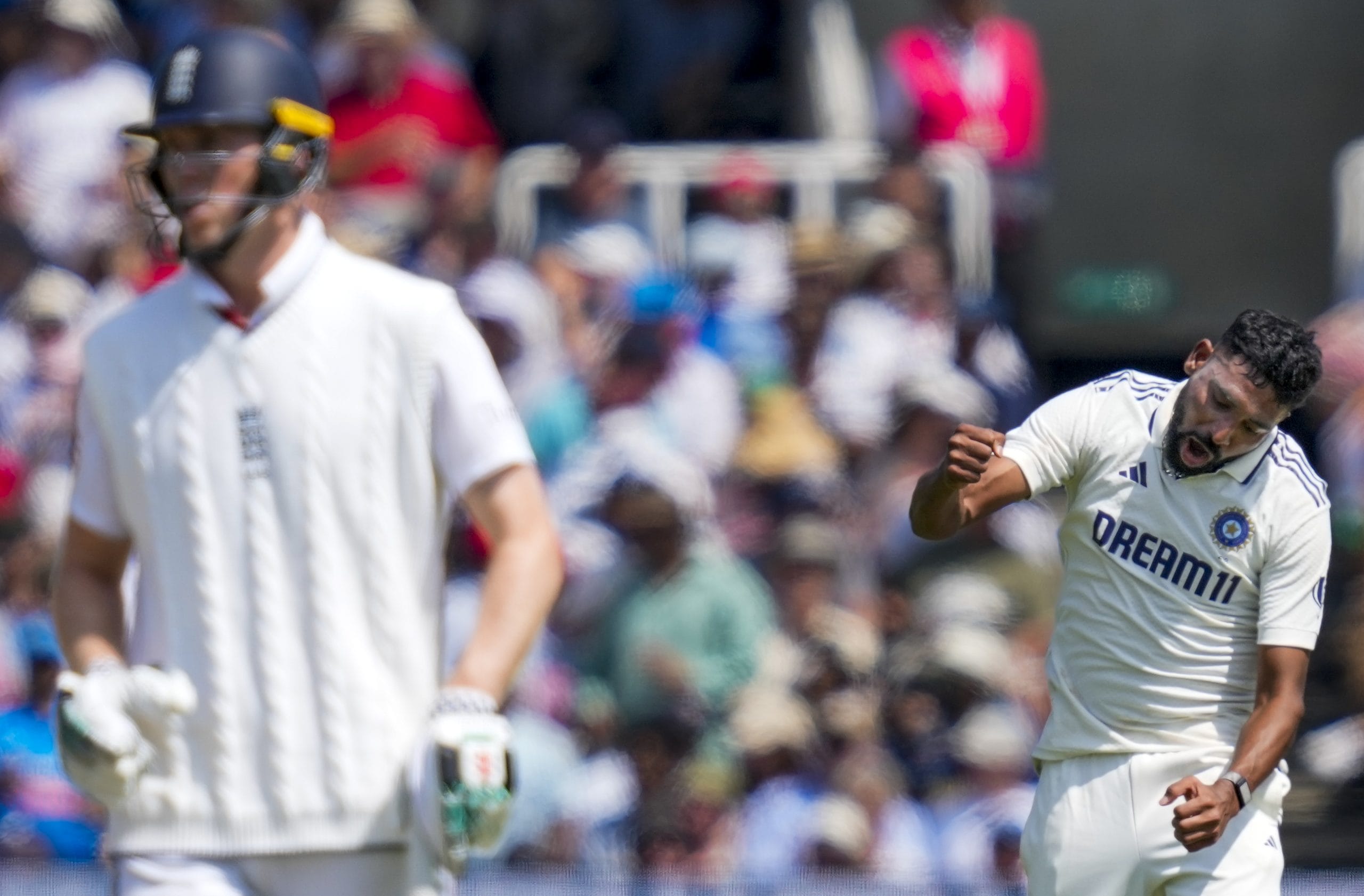 മത്സരം ആവേശകരമായി പുരോഗമിക്കുകയാണ്. രണ്ടാം ഇന്നിംഗ്സിൽ ബാറ്റിംഗിനിറങ്ങിയ ഇംഗ്ലണ്ടിനെ വിറപ്പിക്കുന്ന പ്രകടനമാണ് ഇന്ത്യൻ പേസർമാർ നടത്തുന്നത്. ബെൻ ഡക്കറ്റ് (12), ഒലി പോപ്പ് (4) എന്നിവരെ സിറാജും സാക്ക് ക്രോളിയെ (22) നിതീഷ് റെഡ്ഡിയും പുറത്താക്കി. 
