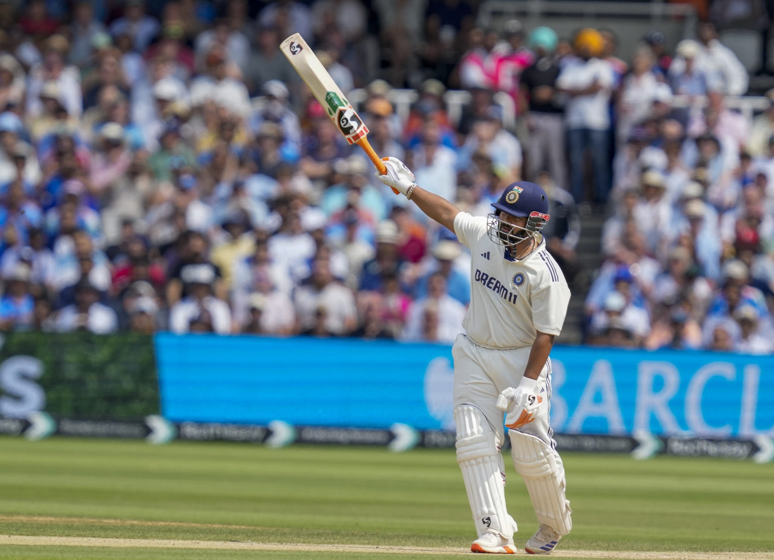 "അദ്ദേഹത്തിന് കീപ്പ് ചെയ്യാൻ കഴിയുമെന്ന് ഉറപ്പിക്കേണ്ടതുണ്ട്. അതിന് ആവശ്യമുള്ള വിശ്രമം നൽകുന്നുണ്ട്. അദ്ദേഹം ഫിറ്റാണെങ്കിൽ രണ്ട് ടെസ്റ്റും കളിക്കും. രണ്ടാം ടെസ്റ്റിലേത് പോലെ ഒരു ഇന്നിംഗ്സിൻ്റെ ഇടയ്ക്ക് വച്ച് വിക്കറ്റ് കീപ്പറെ മാറ്റാൻ ആഗ്രഹിക്കുന്നില്ല."- ടെൻ ഡോഷറ്റ് കൂട്ടിച്ചേർത്തു.