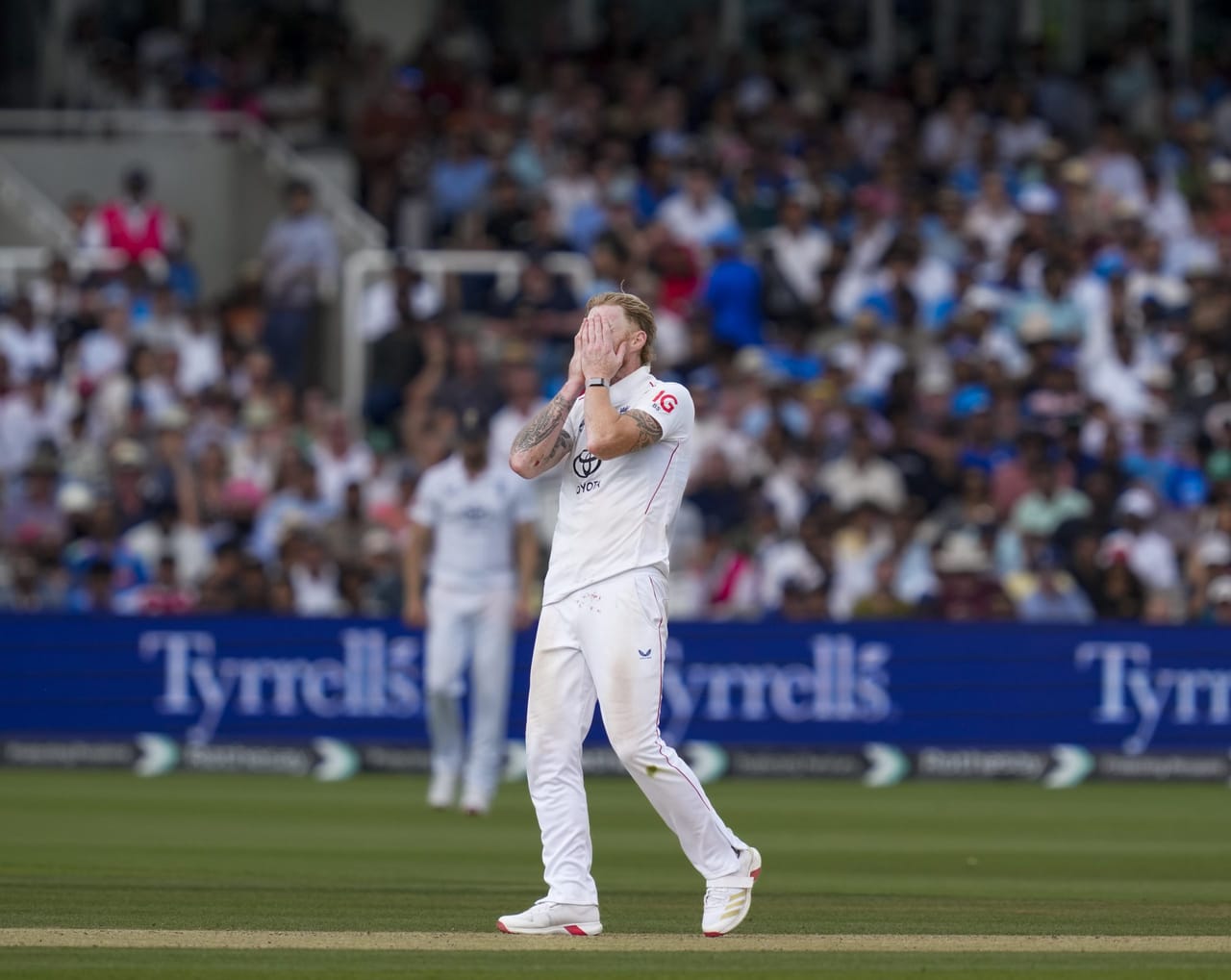 ലോർഡ്സ് ടെസ്റ്റിലെ കുറഞ്ഞ ഓവർ നിരക്കാണ് ഇംഗ്ലണ്ടിന് തിരിച്ചടി ആയത്. ഇന്ത്യക്കെതിരെ ഓവർ നിരക്ക് കുറഞ്ഞതിന് ഇംഗ്ലണ്ടിന് 10 ശതമാനം മാച്ച് ഫീ പിഴ ചുമത്തിയ ഐസിസി ലോക ടെസ്റ്റ് ചാമ്പ്യൻഷിപ്പ് പോയിൻ്റുകളിൽ നിന്ന് രണ്ട് പോയിൻ്റ് വെട്ടിക്കുറയ്ക്കുകയും ചെയ്തു.