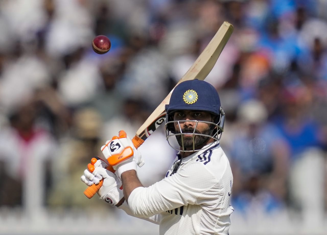 181 പന്തിൽ 61 റൺസ് നേടി പുറത്താവാതെ നിന്ന ജഡേജ അവസാന വിക്കറ്റുകളായ ജസ്പ്രീത് ബുംറയ്ക്കും മുഹമ്മദ് സിറാജിനുമൊപ്പം ഇന്ത്യയെ വിജയത്തിലെത്തിക്കാൻ ശ്രമിച്ചിരുന്നു. ഇത്ര പ്രതിരോധത്തിലേക്ക് ഉൾവലിയാതെ ഇടയ്ക്ക് ചില വൻ ഷോട്ടുകൾക്ക് ശ്രമിക്കാമായിരുന്നു എന്നാണ് ചർച്ച.