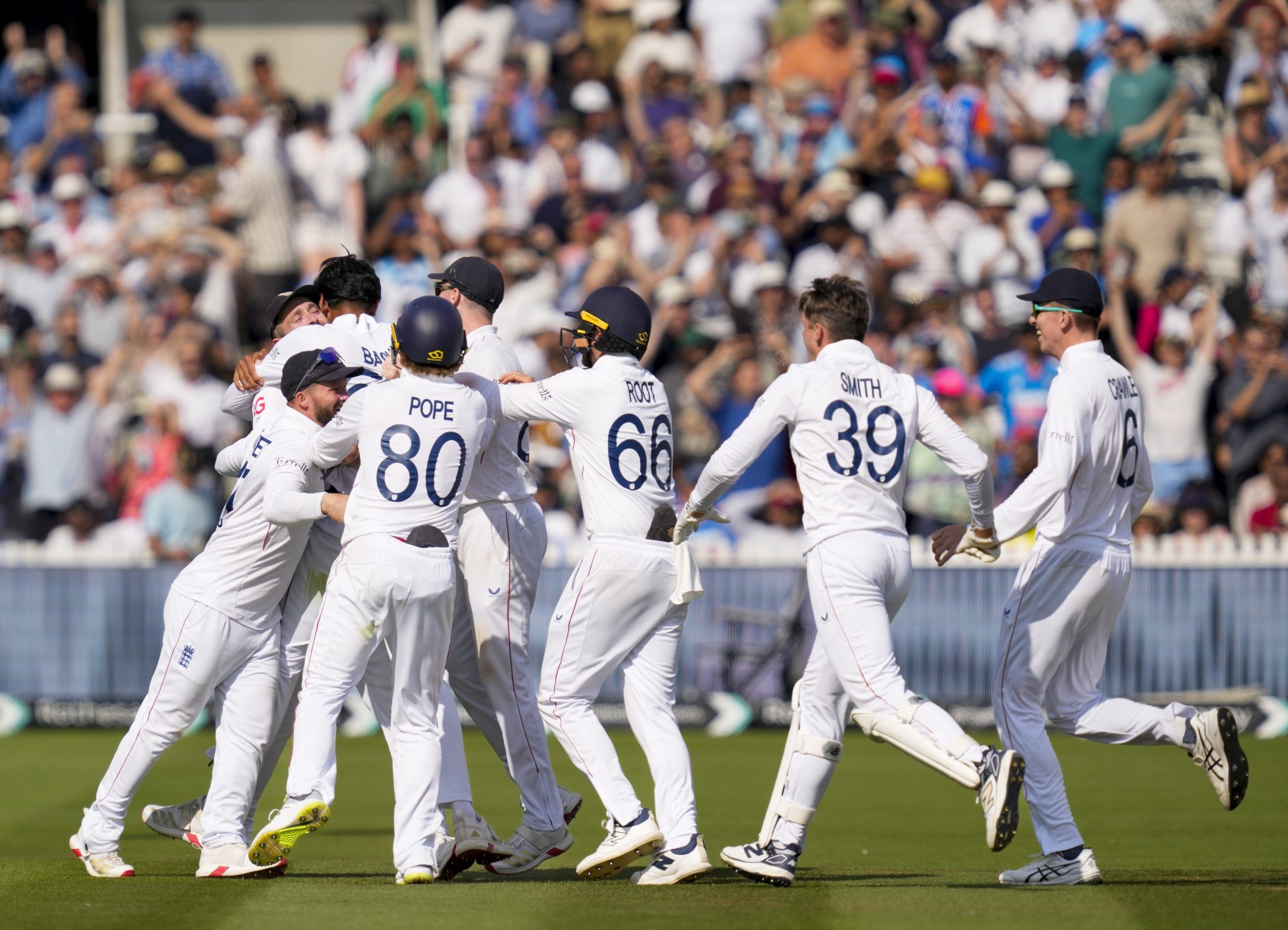 ഇന്ത്യക്കെതിരായ മൂന്നാം ടെസ്റ്റ് മത്സരത്തിൽ ഇംഗ്ലണ്ട് വിജയിച്ചിരുന്നു. ആവേശകരമായ മത്സരത്തിൽ 22 റൺസിനായിരുന്നു ഇംഗ്ലണ്ടിൻ്റെ വിജയം. ലോർഡ്സിൽ നടന്ന മത്സരത്തിൽ രണ്ടാം ഇന്നിംഗ്സിലെ തകർപ്പൻ ബൗളിംഗ് പ്രകടനം ഇംഗ്ലണ്ടിനെ വിജയത്തിലേക്ക് നയിക്കുകയായിരുന്നു. (Image Credits- PTI)
