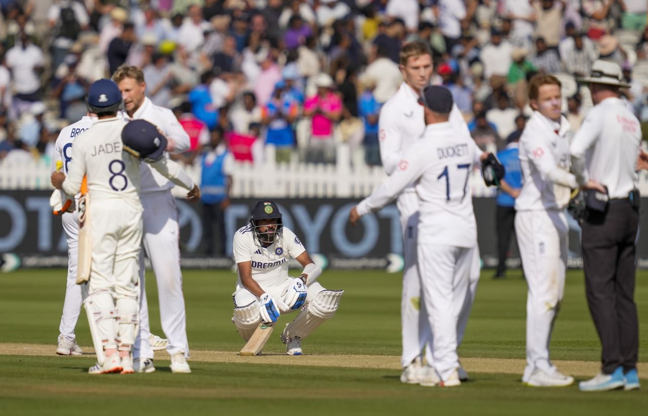 ഇംഗ്ലണ്ടിനെതിരായ തമ്മിലുള്ള മൂന്നാം ടെസ്റ്റിൽ ഇന്ത്യ പരാജയപ്പെട്ടിരുന്നു. 22 റൺസിനായിരുന്നു ഇംഗ്ലണ്ടിൻ്റെ വിജയം. രവീന്ദ്ര ജഡേജ പൊരുതിയെങ്കിലും ടീമിനെ വിജയത്തിലെത്തിക്കാൻ കഴിഞ്ഞില്ല. ജഡേജയെ അനുകൂലിച്ചും പ്രതികൂലിച്ചും സമൂഹമാധ്യമങ്ങളിൽ ചർച്ച നടക്കുന്നുണ്ട്. (Image Credits- PTI)