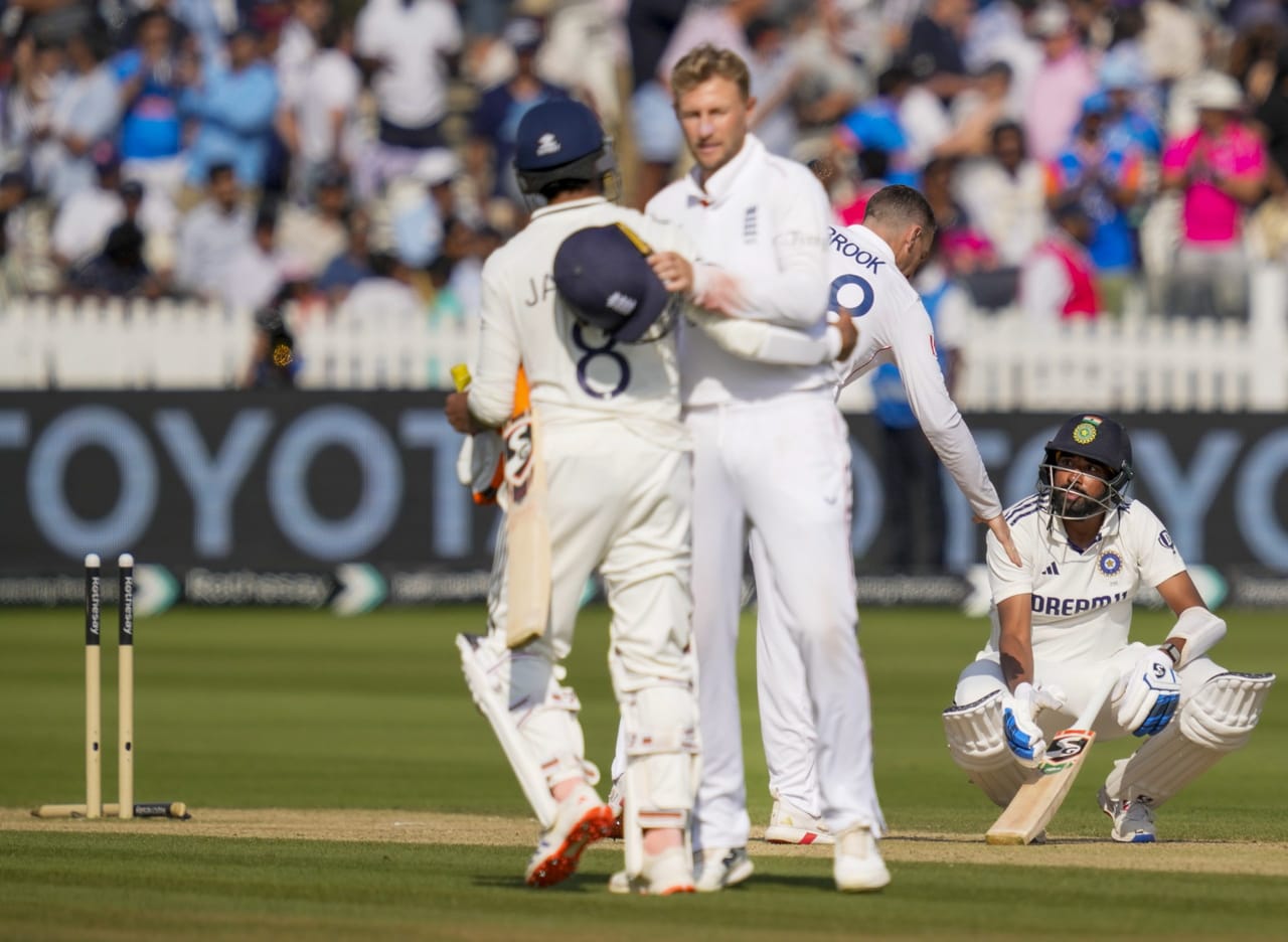 ലോർഡ്സ് ടെസ്റ്റിൽ ആദ്യം ബാറ്റ് ചെയ്ത ഇംഗ്ലണ്ട് 387 റൺസിന് ഓൾ ഔട്ടായി. മറുപടി ബാറ്റിംഗിനിറങ്ങിയ ഇന്ത്യയും ഇതേ സ്കോറിന് പുറത്തായി. രണ്ടാം ഇന്നിംഗ്സിൽ ഇംഗ്ലണ്ടിനെ 192 റൺസിന് എറിഞ്ഞിട്ട ഇന്ത്യക്ക് പക്ഷേ, 170 റൺസേ നേടാനായുള്ളൂ. പരാജയം 22 റൺസിന്.