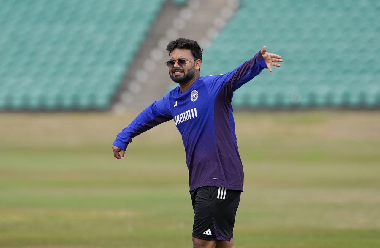 ലോർഡ്സ് ടെസ്റ്റിൽ പരാജയപ്പെട്ട ഇന്ത്യ പരമ്പരയിൽ ബാക്ക്ഫൂട്ടിലാണ്. മൂന്ന് മത്സരങ്ങൾ അവസാനിച്ചപ്പോൾ 1-2 എന്ന എന്ന സ്കോറിന് ഇന്ത്യ പിന്നിലാണ്. ഇതിനിടെയാണ് ഋഷഭ് പന്തിന് പരിക്കേറ്റത്. കയ്യിന് പരിക്കേറ്റ താരം രണ്ട് ഇന്നിംഗ്സിലും ബാറ്റ് ചെയ്തെങ്കിലും കീപ്പ് ചെയ്തിരുന്നില്ല. (Image Credits - PTI)