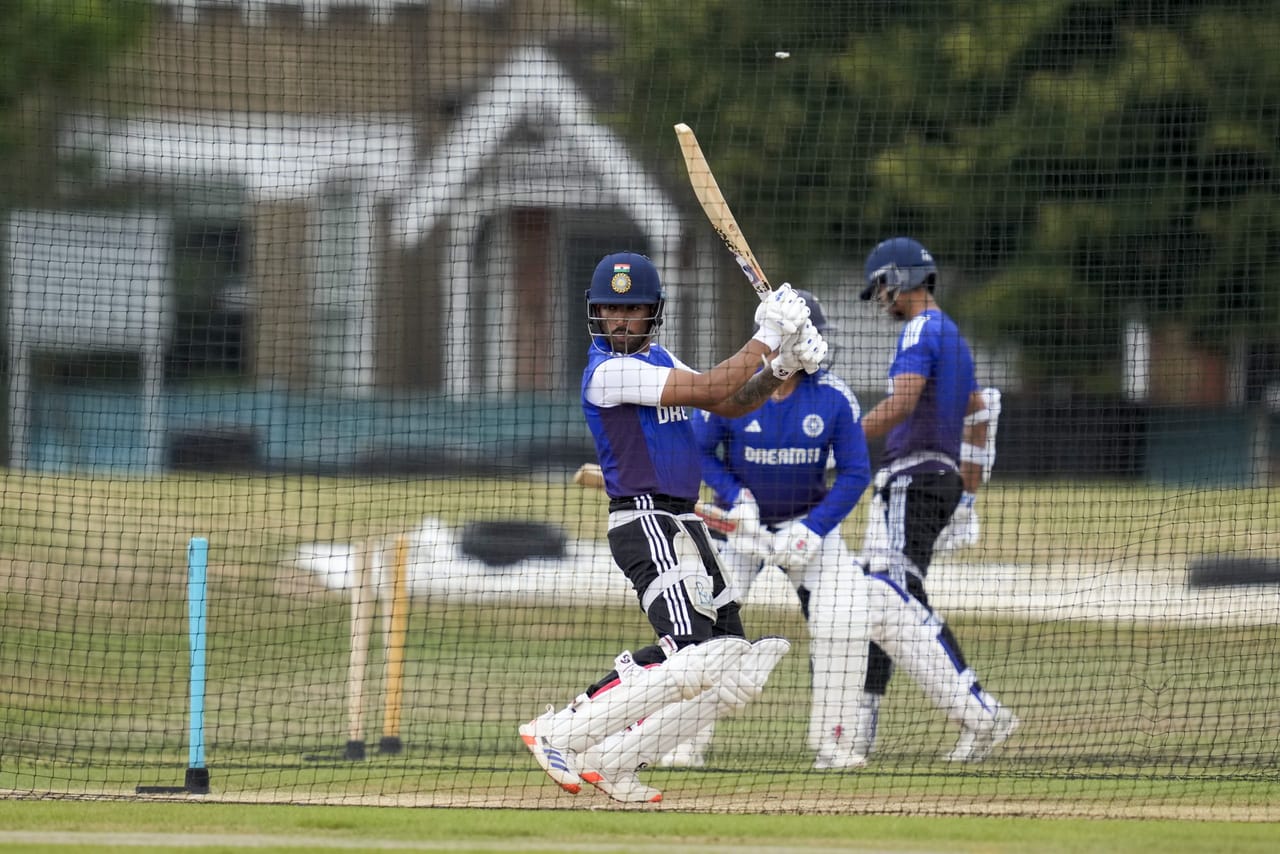 നാലാം ടെസ്റ്റിൽ താരം കളിക്കുമോ ഇല്ലയോ എന്ന് സംശയമാണ്. പന്തിന് പകരം വിക്കറ്റ് സംരക്ഷിച്ച ധ്രുവ് ജുറേൽ ഗംഭീര പ്രകടനമാണ് നടത്തിയത്. ഇതോടെ നാലാം ടെസ്റ്റിൽ ധ്രുവ് ജുറേൽ കളിച്ചേക്കുമെന്നും പന്തിന് വിശ്രമം അനുവദിച്ചേക്കുമെന്നും കഴിഞ്ഞ ദിവസങ്ങളിൽ റിപ്പോർട്ടുകൾ പുറത്തുവന്നു.