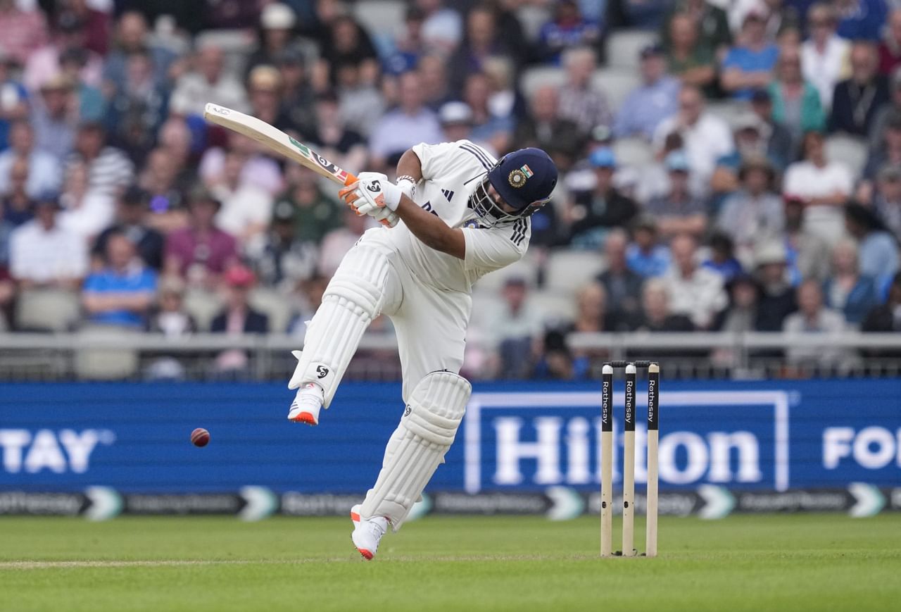 ഇന്ത്യയും ഇംഗ്ലണ്ടും തമ്മിലുള്ള നാലാം ടെസ്റ്റ് പുരോഗമിക്കുകയാണ്. പരമ്പര പരിഗണിക്കുമ്പോൾ ഇന്ത്യക്ക് വളരെ നിർണായകമായ ഒരു മത്സരമാണിത്. ഈ കളി തോറ്റാലോ സമനില ആയാലോ ഇന്ത്യക്ക് പരമ്പര നഷ്ടമാവും. ജയിച്ചാൽ അടുത്ത കളിയിലേക്ക് ആയുസ് നീളും. (Image Credits- PTI)