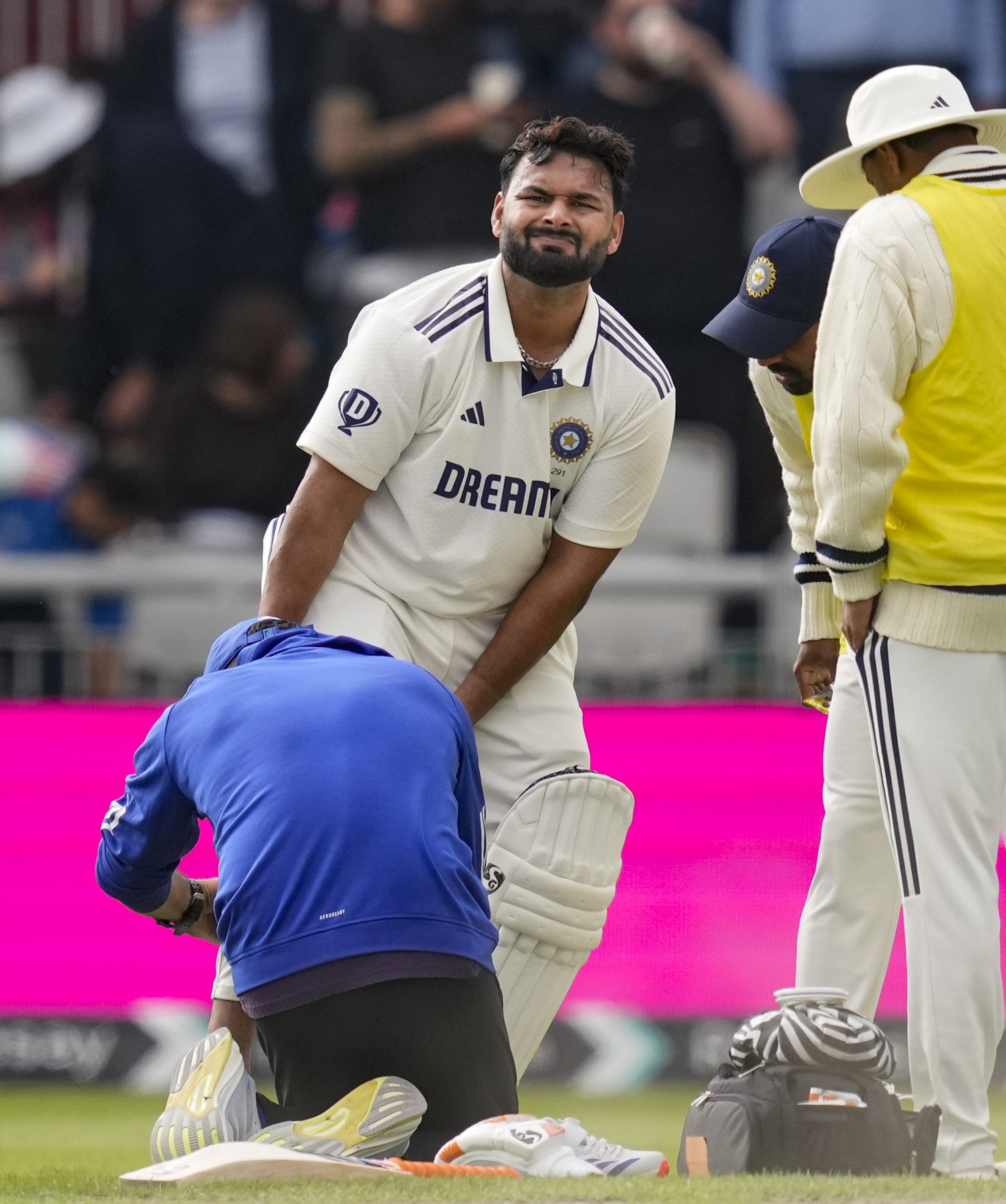 സായ് 61 റൺസ് നേടി പുറത്തായപ്പോൾ ഋഷഭ് പന്ത് (37) റിട്ടയേർഡ് ഹർട്ട് ആയി മടങ്ങുകയായിരുന്നു. ക്രിസ് വോക്സിനെ റിവേഴ്സ് സ്കൂപ്പ് ചെയ്യാനുള്ള ശ്രമത്തിനിടെ പന്ത് നേരിട്ട് ബൂട്ടിൽ പതിച്ചതിനെ തുടർന്ന് പന്ത് കളം വിട്ടു. താരം വേദന കൊണ്ട് പുളയുന്ന ദൃശ്യങ്ങൾ പുറത്തുവന്നിരുന്നു.
