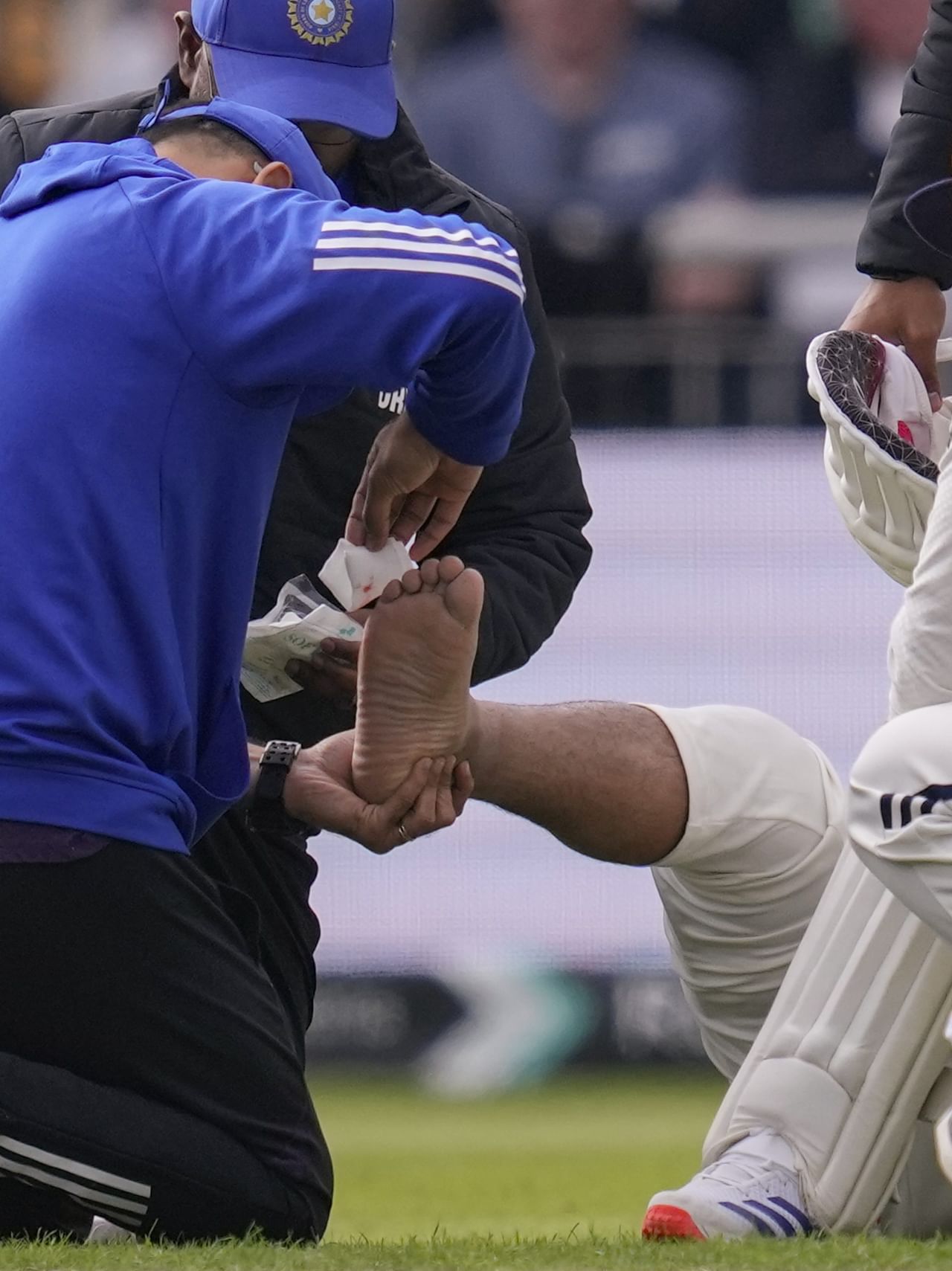 ഋഷഭ് പന്ത് ഇനി ഈ പരമ്പരയിൽ കളിക്കുമോ എന്ന് സംശയമാണ്. നേരത്തെ താരത്തിൻ്റെ കൈവിരലിൽ പരിക്കേറ്റിരുന്നു. ഇപ്പോൾ താരത്തിൻ്റെ കാൽവിരലിലും പരിക്കേറ്റിരിക്കുകയാണ്. ഇതോടെ പന്ത് പരമ്പരയിൽ ഇനി കളിച്ചേക്കില്ല. നിലവിലെ ടെസ്റ്റിൽ താരം ഇനി കളിക്കില്ലെന്നുറപ്പാണ്.