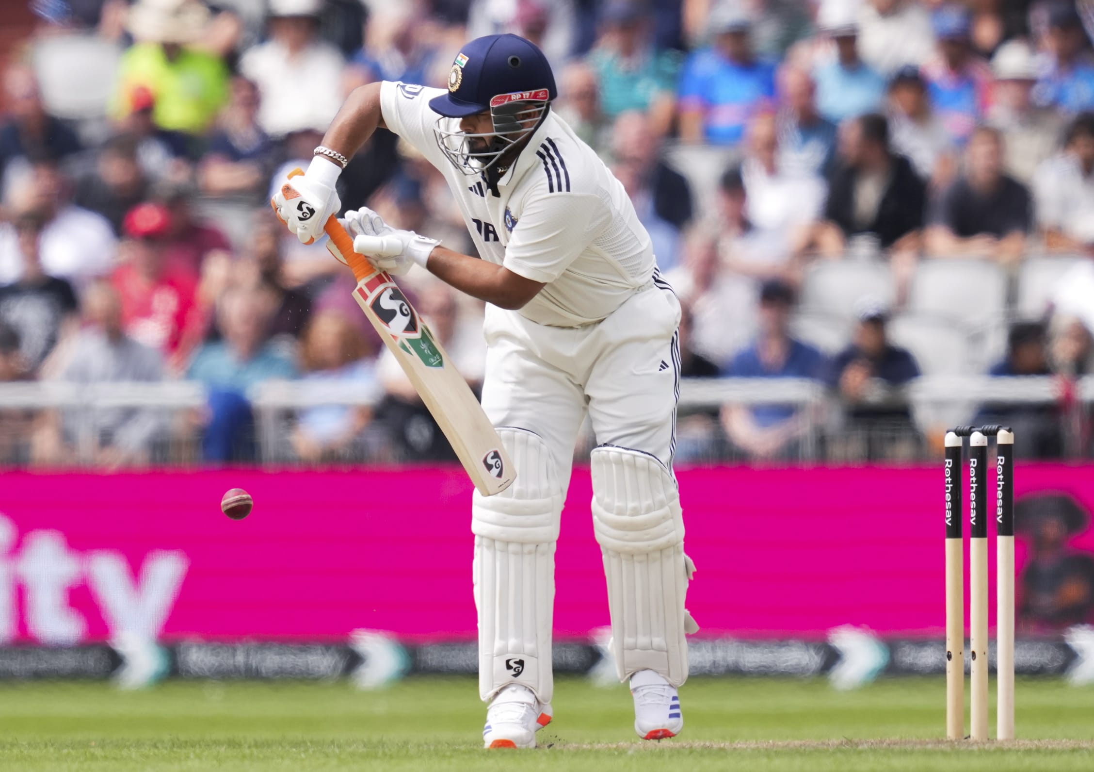 കാലിലേക്കെത്തിയ യോർക്കറുകളും ഫുൾടോസുകളും പന്ത് അടിച്ചകറ്റിയെങ്കിലും പരിക്കേറ്റ കാൽ ലക്ഷ്യമാക്കി പന്തെറിഞ്ഞ ഇംഗ്ലണ്ടിനെതിരെ സമൂഹമാധ്യമങ്ങളിൽ വിമർശനം ശക്തമാണ്. ഇതാണോ ഇംഗ്ലണ്ട് താരങ്ങൾ പലതവണ പറഞ്ഞ സ്പോർട്സ്മാൻ സ്പിരിറ്റ് എന്നാണ് ചോദ്യം.
