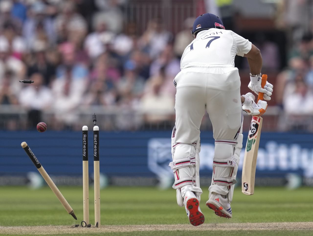 ഇന്ത്യൻ ഇന്നിംഗ്സിൽ സായ് സുദർശൻ, യശസ്വി ജയ്സ്വാൾ, ഋഷഭ് പന്ത് എന്നിവർ ഫിഫ്റ്റിയടിച്ചു. കാൽവിരലിന് പരിക്കേറ്റ് റിട്ടയേർഡ് ഹർട്ടായ പന്ത് തിരികെവന്നാണ് ഫിഫ്റ്റി തികച്ചത്. ഓടാനോ കൃത്യമായി ബാലൻസ് ചെയ്ത് നിൽക്കാനോ സാധിക്കാതിരുന്ന പന്ത് ഒടുവിൽ ആർച്ചറിന് മുന്നിൽ വീണു.