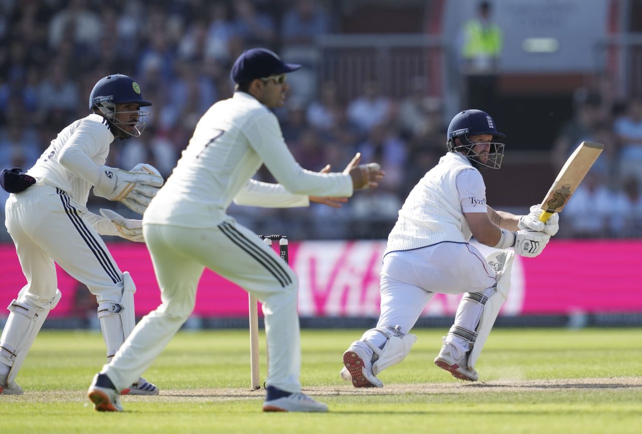 ഇന്ത്യയും ഇംഗ്ലണ്ടും തമ്മിലുള്ള ടെസ്റ്റ് പരമ്പര പുരോഗമിക്കുകയാണ്. മാഞ്ചസ്റ്ററിലെ നാലാം ടെസ്റ്റിൽ ഇന്ത്യയുടെ ആദ്യ ഇന്നിംഗ്സ് സ്കോറായ 358 റൺസിന് മറുപടിയായി ബാറ്റിംഗിനിറങ്ങിയ ഇംഗ്ലണ്ട് രണ്ടാം ദിനം അവസാനിക്കുമ്പോൾ രണ്ട് വിക്കറ്റ് നഷ്ടത്തിൽ 225 റൺസെന്ന നിലയിലാണ്. (Image Credits- PTI)