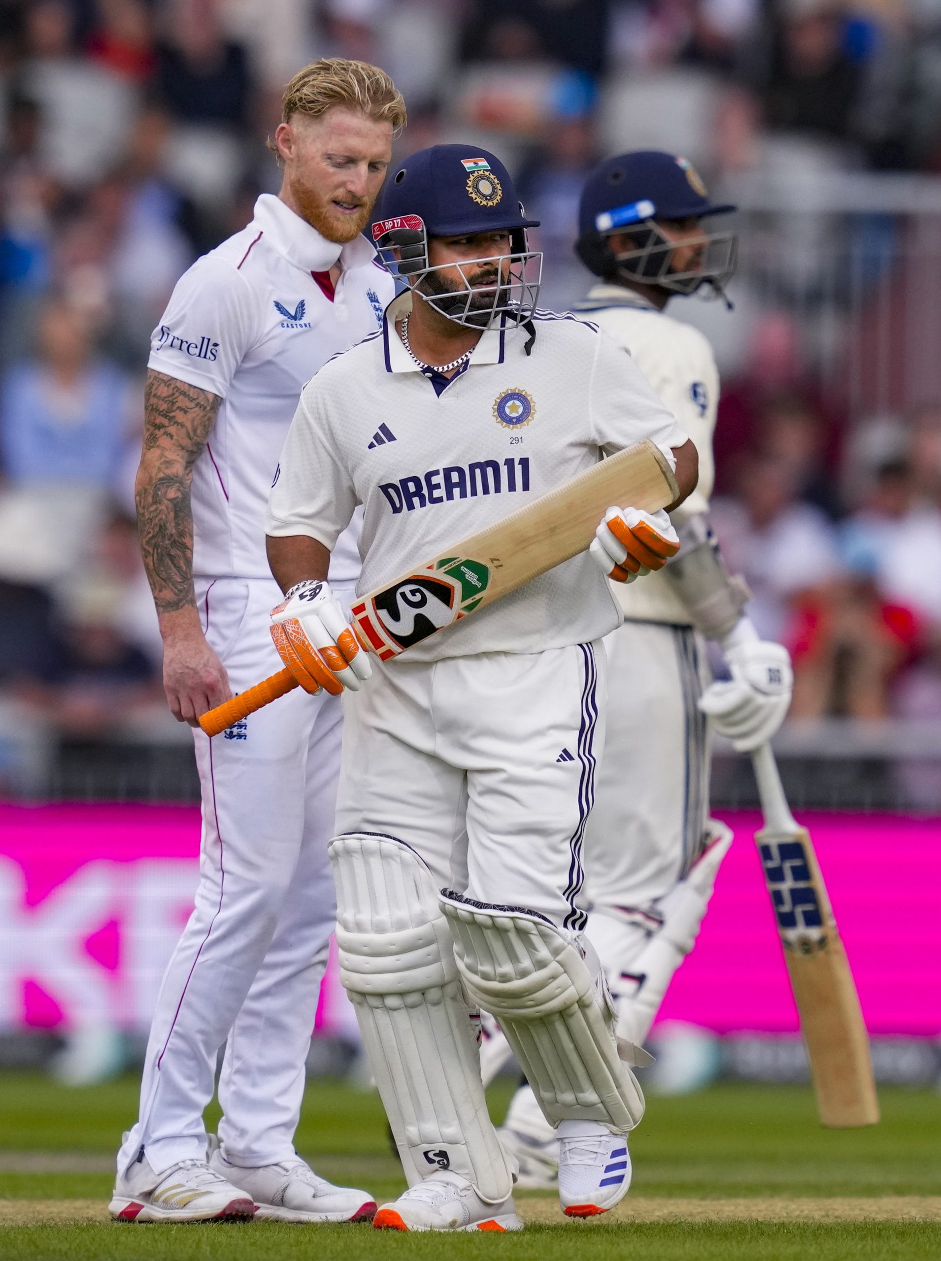 ഇതിനിടെ ഇംഗ്ലണ്ട് പേസർമാർ പന്തിൻ്റെ പരിക്കേറ്റ കാൽവിരൽ ലക്ഷ്യമാക്കി പന്തെറിഞ്ഞത് ചർച്ചയായി. ജോഫ്ര ആർച്ചറും ബെൻ സ്റ്റോക്സും പലതവണ പന്തിൻ്റെ കാൽ ലക്ഷ്യമാക്കി ഫുൾ ബോളുകൾ എറിഞ്ഞു. ക്രിസ് വോക്സിൻ്റെ ഓവറിൽ വലതുകാലിലെ വിരലിലാണ് പന്തിന് പരിക്കേറ്റത്. 
