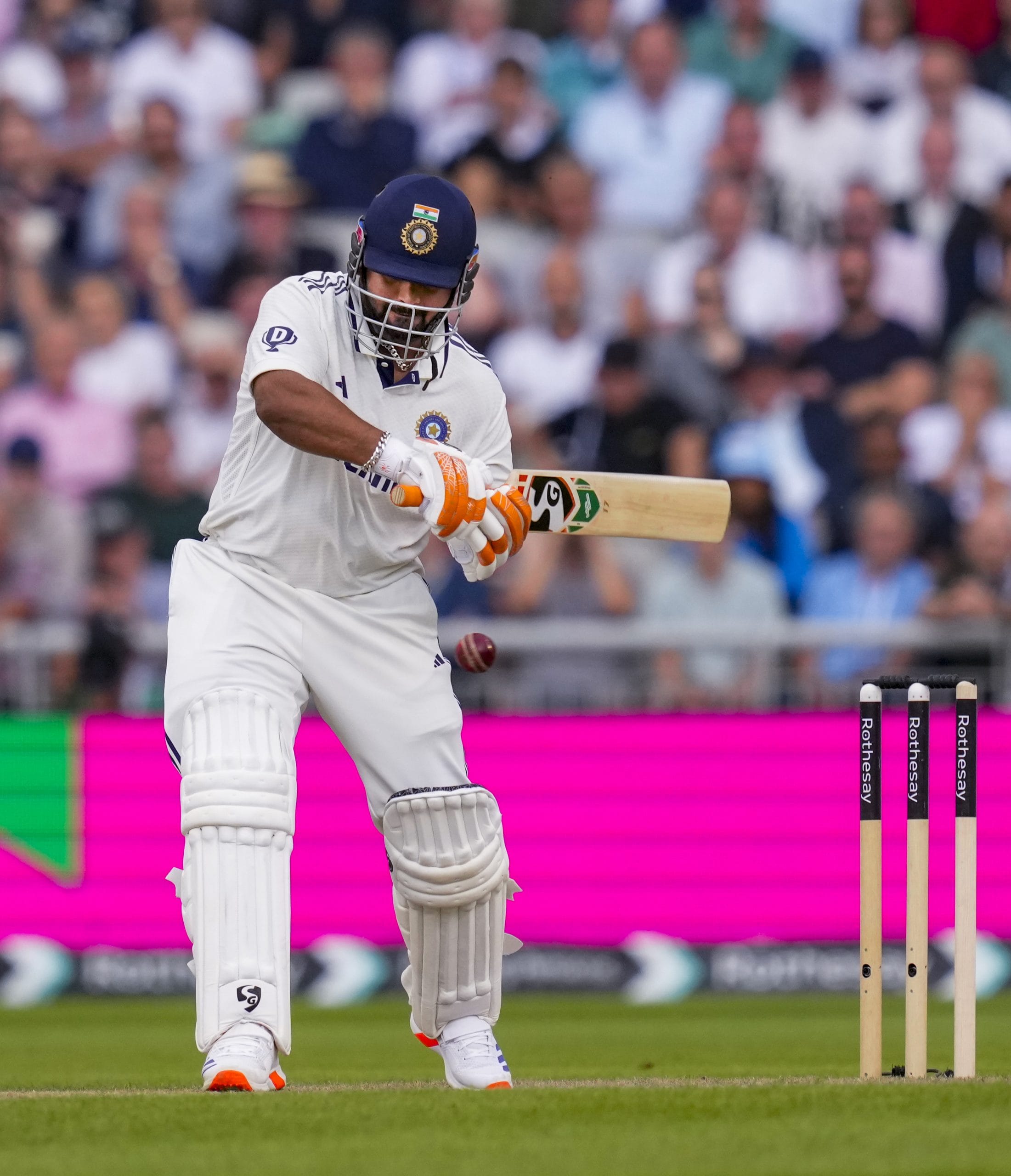 മത്സരത്തിൻ്റെ ഒന്നാം ഇന്നിംഗ്സിൽ ബാറ്റ് ചെയ്യുന്നതിനിടെയാണ് ഋഷഭ് പന്തിന് പരിക്കേറ്റത്. ക്രിസ് വോക്സിനെ റിവേഴ്സ് ലാപ്പ് ചെയ്യാൻ ശ്രമിക്കുന്നതിനിടെ പന്ത് താരത്തിൻ്റെ വലത് ബൂട്ടിൽ ഇടിക്കുകയായിരുന്നു. പരിക്കേറ്റ് കളം വിട്ട പന്ത് പിന്നീട് തിരികെവന്ന് ഫിഫ്റ്റിയടിച്ചു. 
