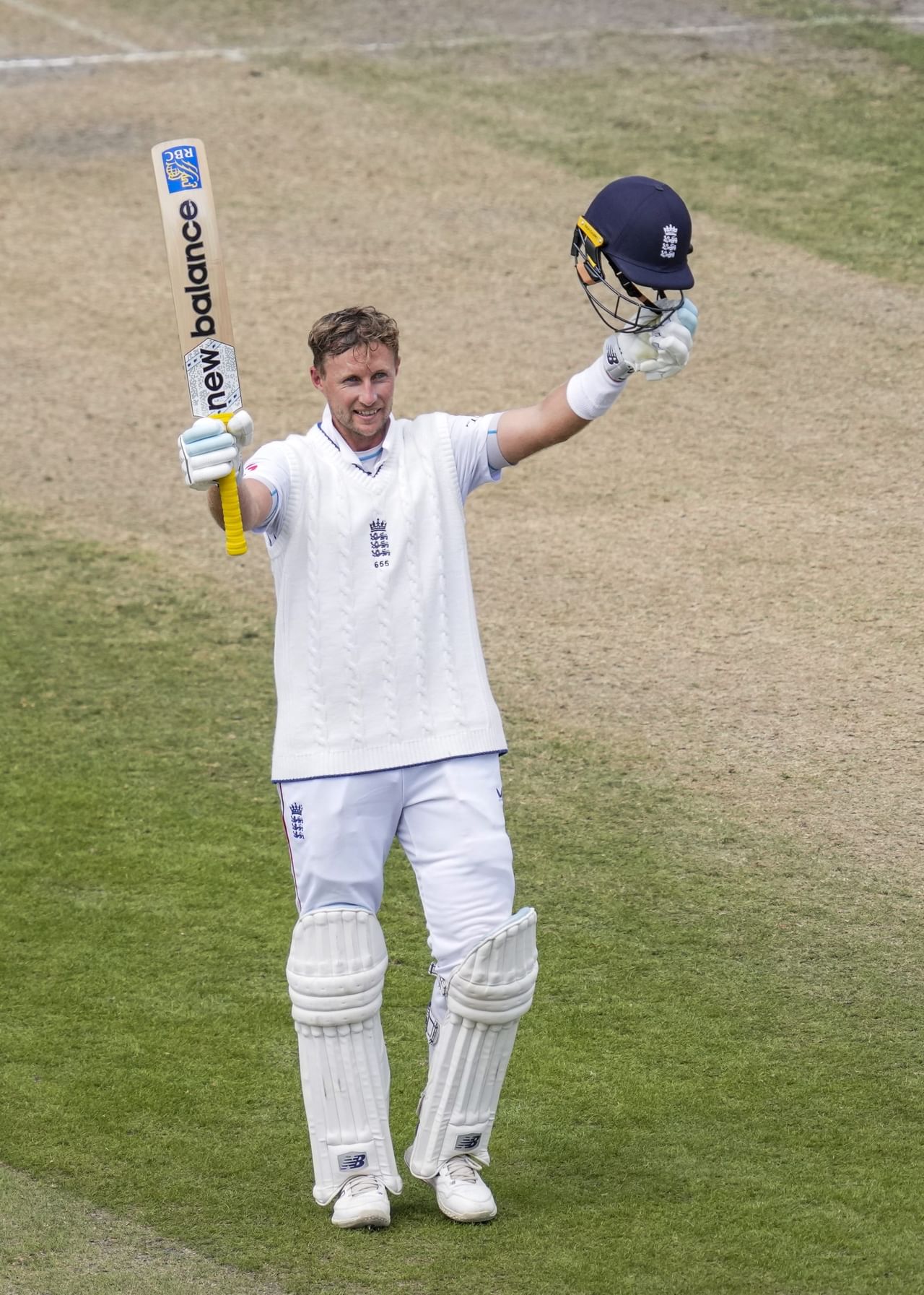 പോസ്റ്റിന് സമൂഹമാധ്യമങ്ങളിൽ വലിയ സ്വീകാര്യതയാണ് ലഭിക്കുന്നത്. ഏറ്റവുമധികം ടെസ്റ്റ് റൺസ് നേടിയ താരങ്ങളിൽ ജോ റൂട്ട് നിലവിൽ രണ്ടാമതാണ്. നാലാം ടെസ്റ്റിൻ്റെ ഒന്നാം ഇന്നിംഗ്സിൽ നേടിയ സെഞ്ചുറിയോടെ താരം സച്ചിന് പിന്നിൽ രണ്ടാം സ്ഥാനത്തേക്ക് മുന്നേറുകയായിരുന്നു.