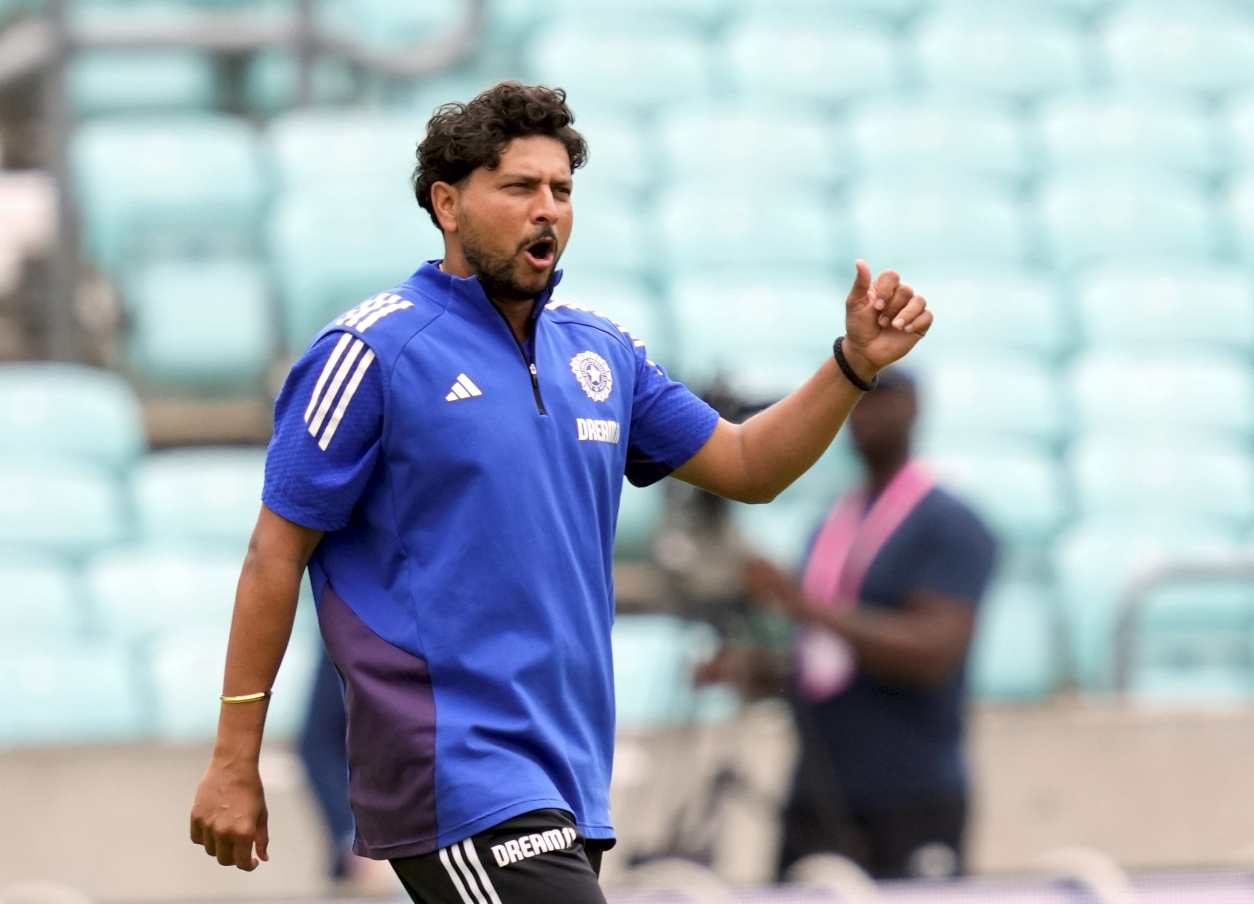 അർഷ്ദീപ് സിംഗ് ഇതുവരെ ടെസ്റ്റ് മത്സരങ്ങളിൽ കളിച്ചിട്ടില്ല. താരം ഇന്ന് ടെസ്റ്റിൽ അരങ്ങേറുമെന്നാണ് സൂചന. കുൽദീപിനെ ടീമിൽ ഉൾപ്പെടുത്താത്തതിൽ വിമർശനം ശക്തമാണ്. അതുകൊണ്ട് തന്നെ താരം ഇന്ന് കളിച്ചേക്കുമെന്നാണ് സൂചന. എന്നാൽ അതിലൊരു പ്രതിസന്ധിയുണ്ട്.