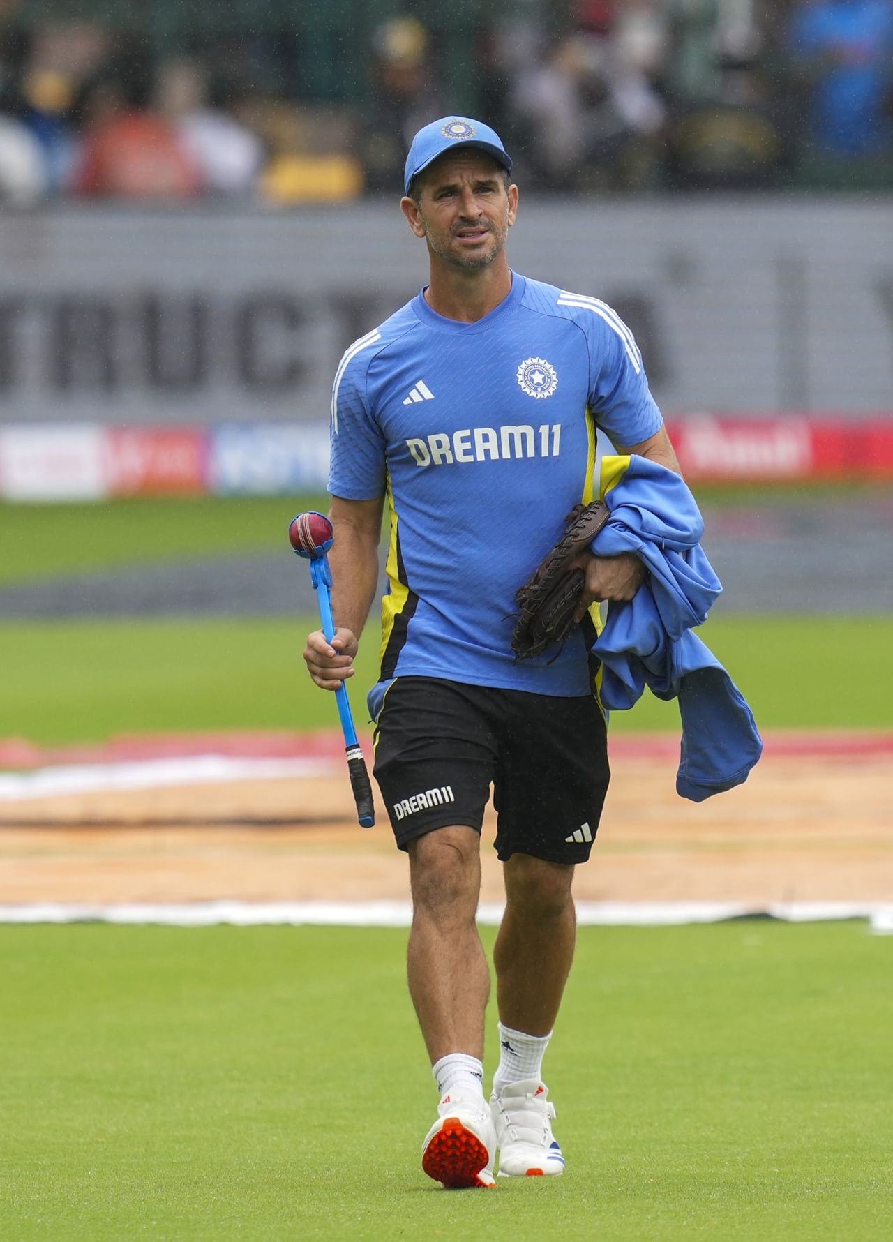 ഈ വിഷയത്തിൽ സഹപരിശീലകൻ റയാൻ ടെൻ ഡോഷറ്റ് കഴിഞ്ഞ ദിവസം കൃത്യമായ നിലപാടറിയിച്ചു. മാഞ്ചസ്റ്റർ ടെസ്റ്റിൽ പന്ത് തന്നെ കീപ്പ് ചെയ്യുമെന്നാണ് അദ്ദേഹം സൂചിപ്പിച്ചത്. കൈവിരലിനേറ്റ പരിക്ക് ഗൗരമായിത്തന്നെയാണ് ടീം മാനേജ്മെൻ്റ് കാണുന്നതെന്നും അദ്ദേഹം അറിയിച്ചു.