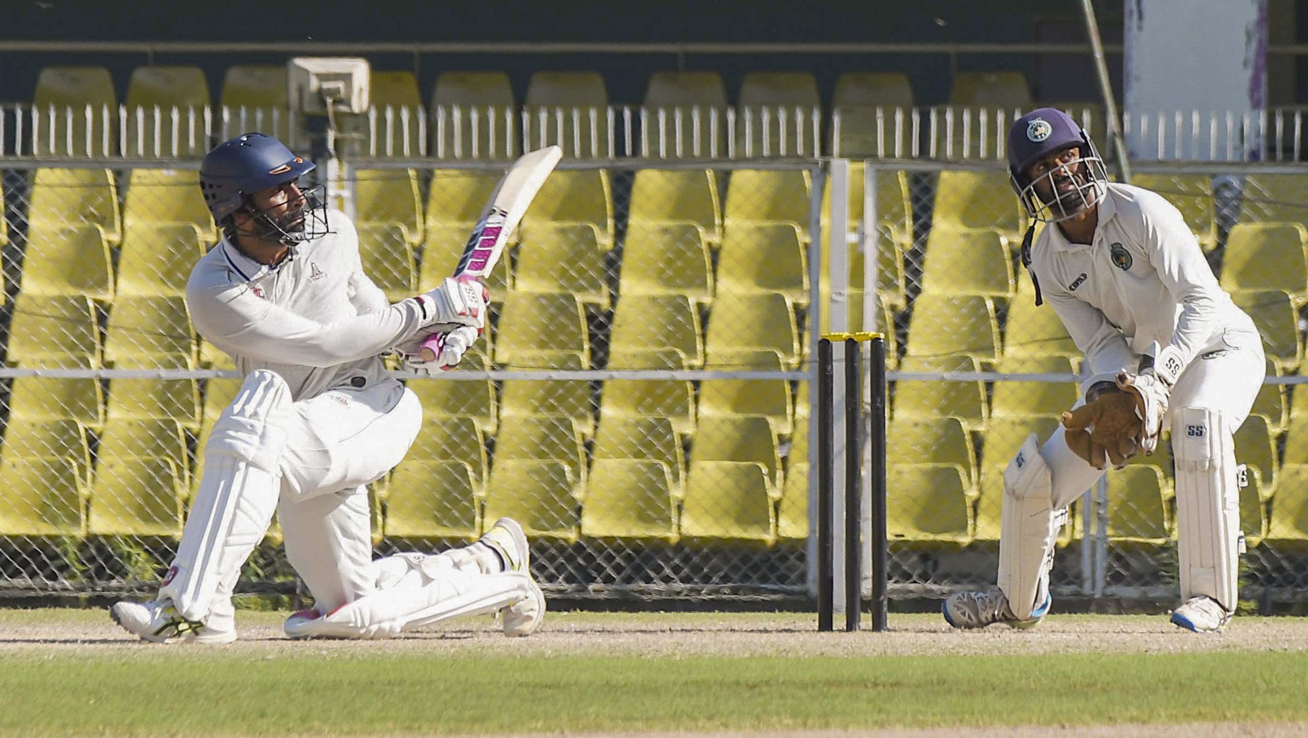 ഋഷഭ് പന്തിന് പകരം തമിഴ്നാടിൻ്റെ വിക്കറ്റ് കീപ്പർ ബാറ്റർ നാരായൺ ജഗദീശനെ ടീമിലെത്തിച്ചിട്ടുണ്ട്. ഫസ്റ്റ് ക്ലാസ് ക്രിക്കറ്റിൽ മികച്ച റെക്കോർഡുകളുള്ള ജഗദീശന് ഇതുവരെ ദേശീയ ടീമിൽ കളിക്കാൻ കഴിഞ്ഞിട്ടില്ല. അതുകൊണ്ട് തന്നെ നിർഭാഗ്യവാനായ താരമെന്നാണ് ജഗദീശൻ അറിയപ്പെടുന്നത്.