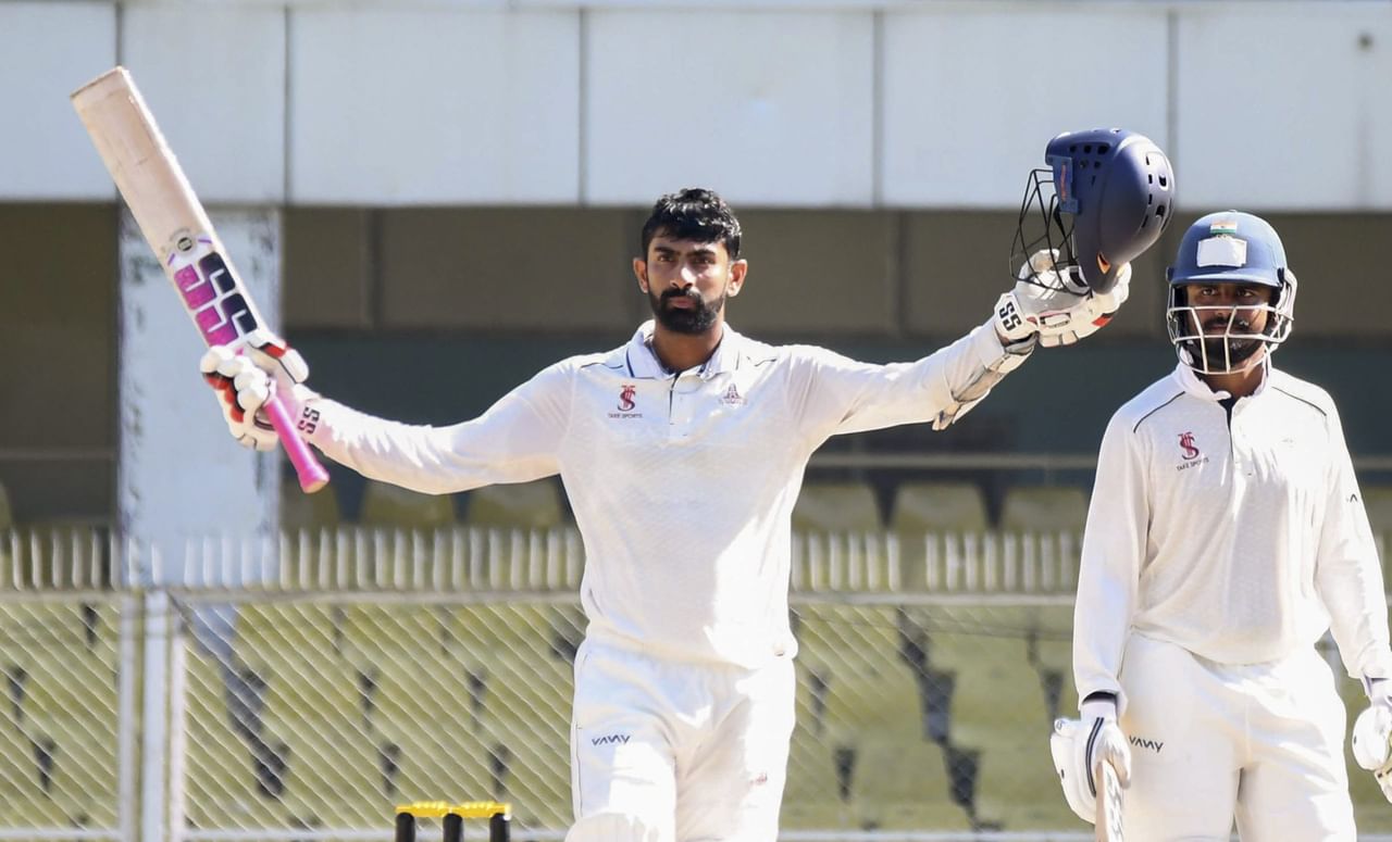 52 ഫസ്റ്റ് ക്ലാസ് മത്സരങ്ങൾ കളിച്ച ജഗദീശൻ 47.5 ശരാശരിയിൽ 3373 റൺസ് നേടിയിട്ടുണ്ട്. ലിസ്റ്റ് എയിൽ 46 ശരാശരിയുള്ള താരം ടി20യിലും മികച്ച റെക്കോർഡുകൾ സൂക്ഷിക്കുന്നു. വളരെ മുൻപ് തന്നെ ജഗദീശൻ ഇന്ത്യക്കായി കളിക്കേണ്ട താരമെന്നാണ് പൊതുവെയുള്ള വിലയിരുത്തൽ.