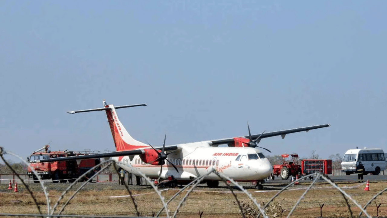 Bangladesh Jet Crashes : ബംഗ്ലാദേശിൽ സൈനിക വിമാനം സ്കൂളിന് മുകളിൽ തകർന്നുവീണു; ഒരാൾ മരിച്ചു, നിരവധി പേർക്ക് പരിക്ക്