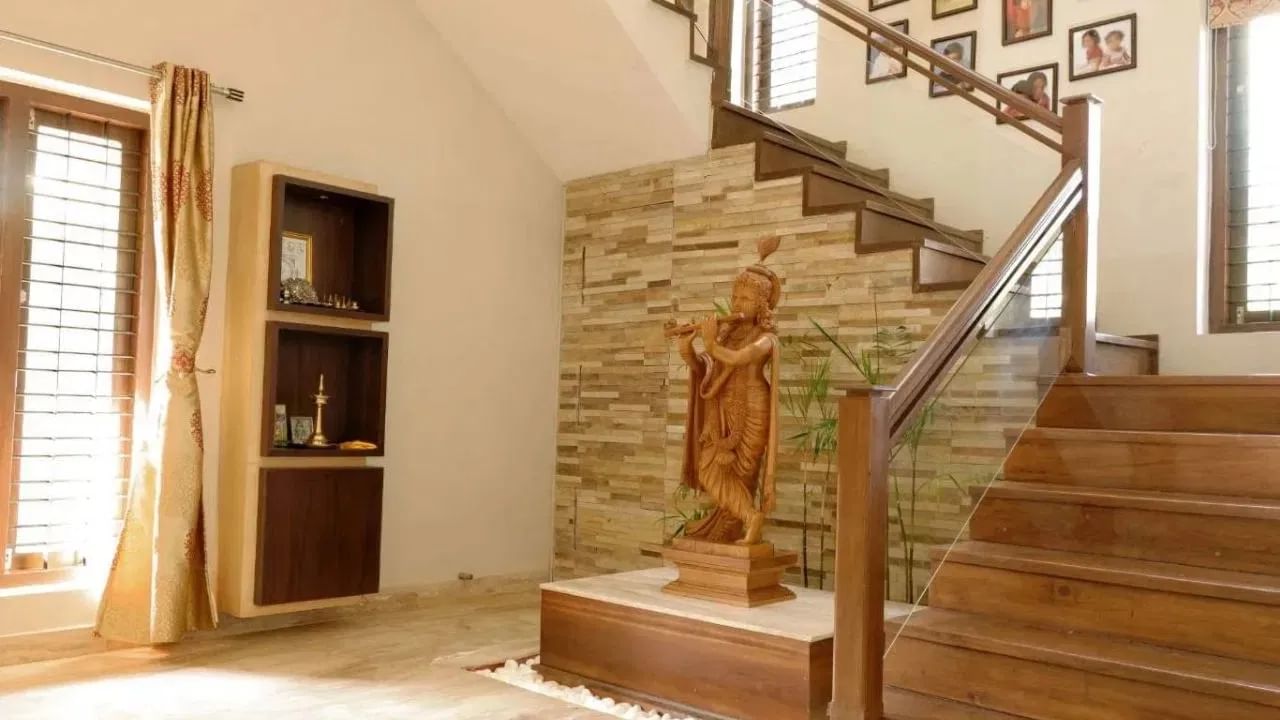 പടിക്കെട്ടിനടിയിൽ പൂജാമുറി വന്നാൽ അത് പൊളിച്ചുമാറ്റി വീടിൻ്റെ കിഴക്ക് ദിശയിൽ സ്ഥാപിക്കുന്നതാണ് നല്ലത്. 
