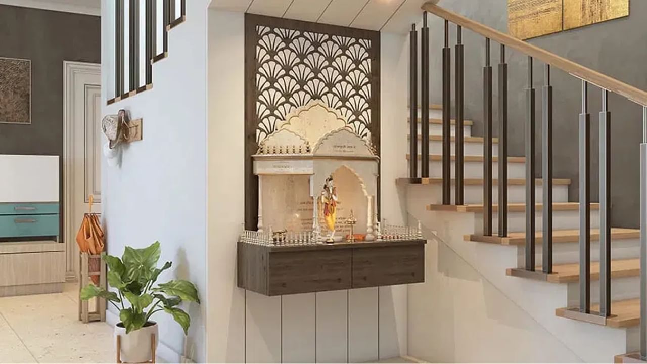 വാസ്തു പ്രകാരം വീട്ടിലെ പൂജാമുറി എവിടെ വേണം? പുതിയ വീട് പണിയുമ്പോൾ, പടിക്കെട്ടിനടിയിൽ സ്ഥലമുണ്ടെങ്കിൽ ചിലരവിടെ പൂജാമുറി സ്ഥാപിക്കാറുണ്ട്. ഇത് നല്ലതാണോ എന്ന് നോക്കാം.
