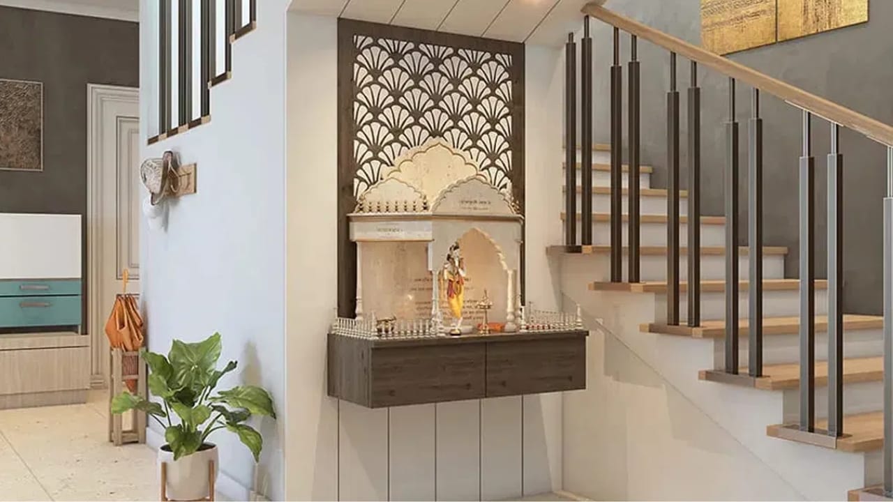 വാസ്തു പ്രകാരം വീട്ടിലെ പൂജാമുറി എവിടെ വേണം? പുതിയ വീട് പണിയുമ്പോൾ, പടിക്കെട്ടിനടിയിൽ സ്ഥലമുണ്ടെങ്കിൽ ചിലരവിടെ പൂജാമുറി സ്ഥാപിക്കാറുണ്ട്. ഇത് നല്ലതാണോ എന്ന് നോക്കാം.
